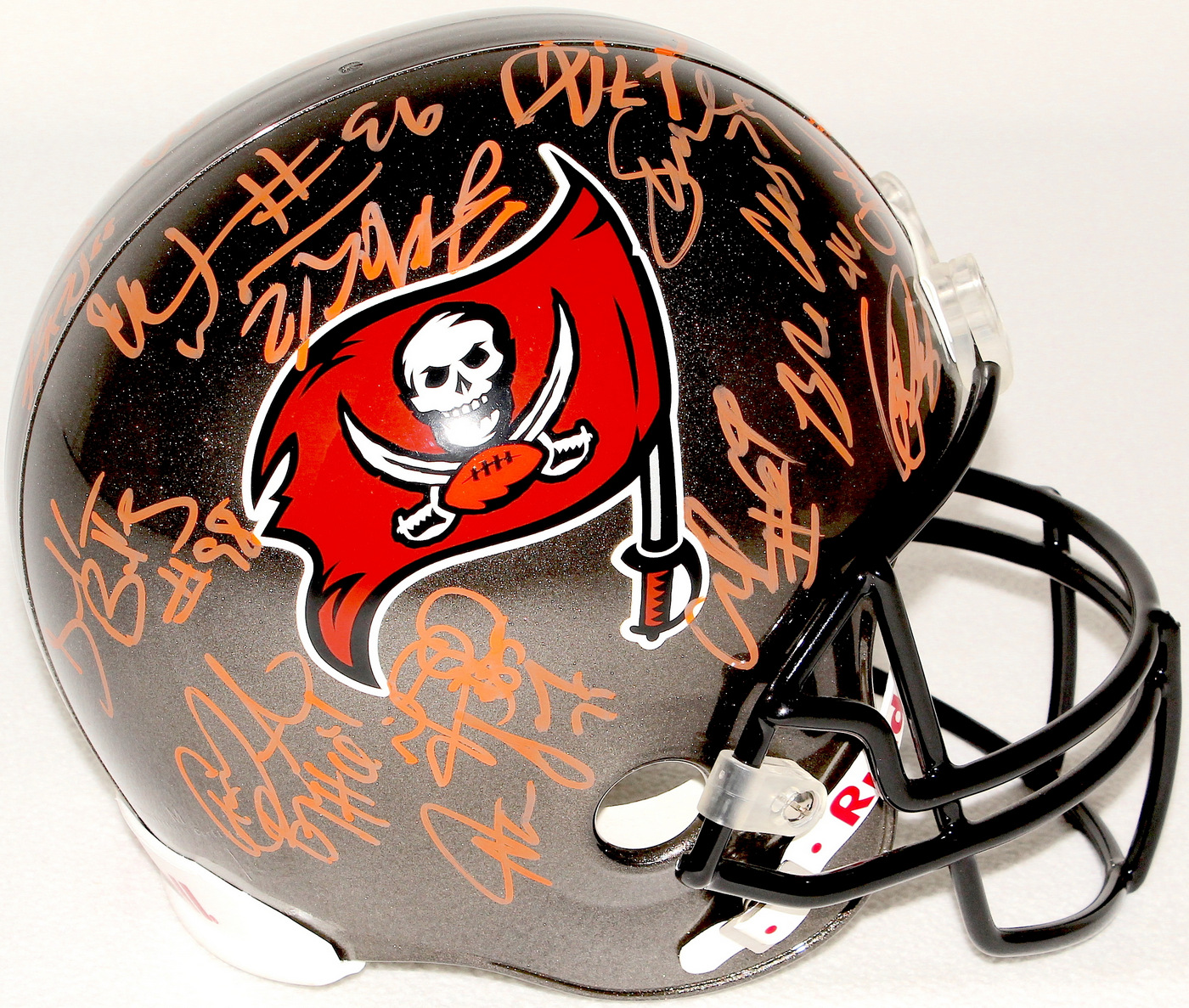 Team-Signed 2006 Tampa Bay Buccaneers Full-Size Helmet with (26) Signatures Including Luke McCown, Earnest Graham, Matt Bryant, Chris Simms, Josh Bidwell (JSA ALOA) at PristineAuction.com Team-Signed 2006 Tampa Bay Buccaneers Full-Size Helmet with (26) Signatures Including Luke McCown, Earnest Graham, Matt Bryant, Chris Simms, Josh Bidwell (JSA ALOA) at PristineAuction.com