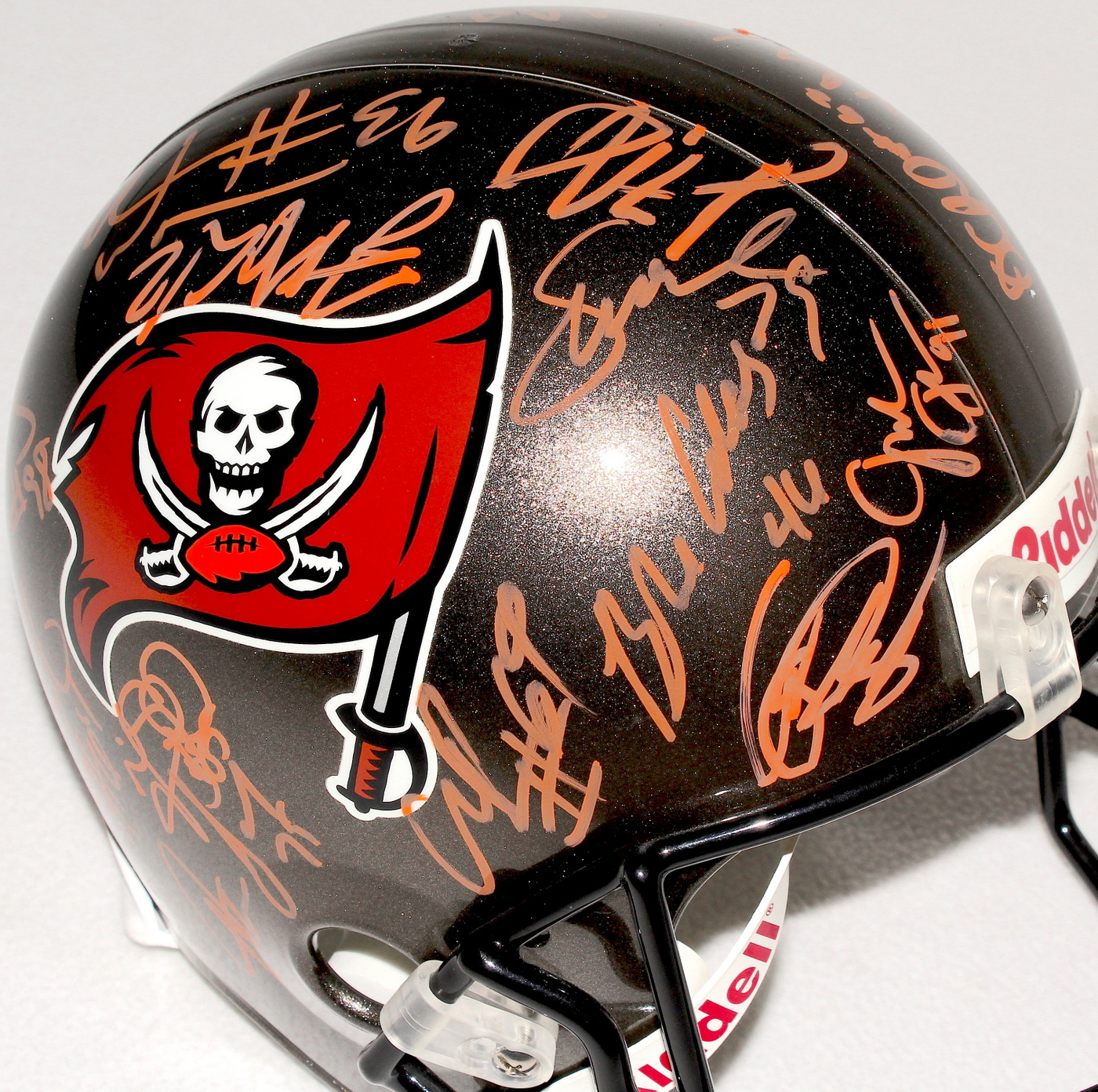 Team-Signed 2006 Tampa Bay Buccaneers Full-Size Helmet with (26) Signatures Including Luke McCown, Earnest Graham, Matt Bryant, Chris Simms, Josh Bidwell (JSA ALOA) at PristineAuction.com Team-Signed 2006 Tampa Bay Buccaneers Full-Size Helmet with (26) Signatures Including Luke McCown, Earnest Graham, Matt Bryant, Chris Simms, Josh Bidwell (JSA ALOA) at PristineAuction.com