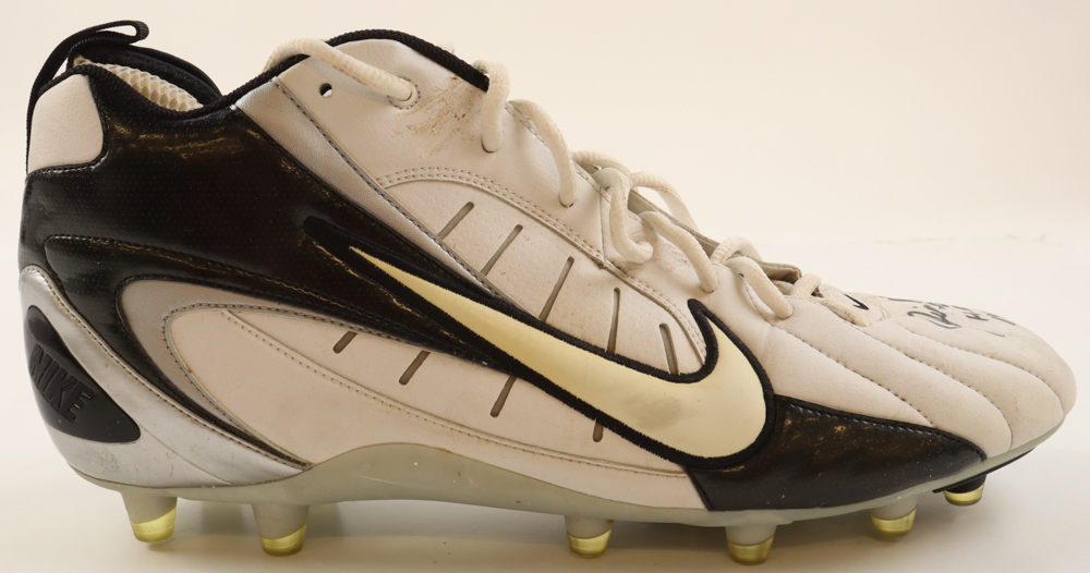 Jim Otto Signed Nike Football Cleat Inscribed "00" & "H.O.F. 1980" (PSA) at PristineAuction.com Jim Otto Signed Nike Football Cleat Inscribed "00" & "H.O.F. 1980" (PSA) at PristineAuction.com