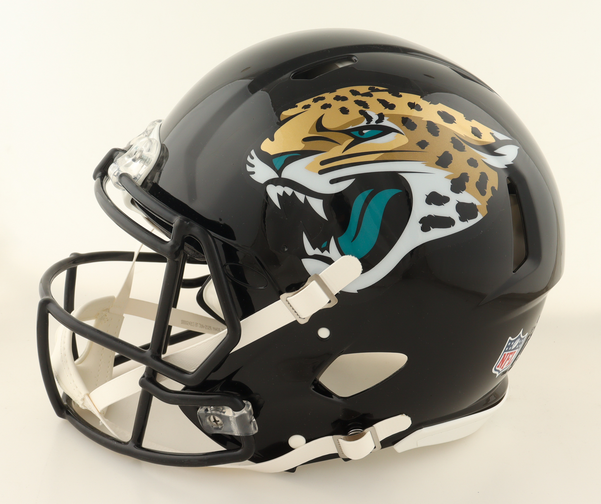 Travis Hunter Signed Jaguars Full-Size Authentic On-Field Speed Helmet (Beckett) at PristineAuction.com Travis Hunter Signed Jaguars Full-Size Authentic On-Field Speed Helmet (Beckett) at PristineAuction.com