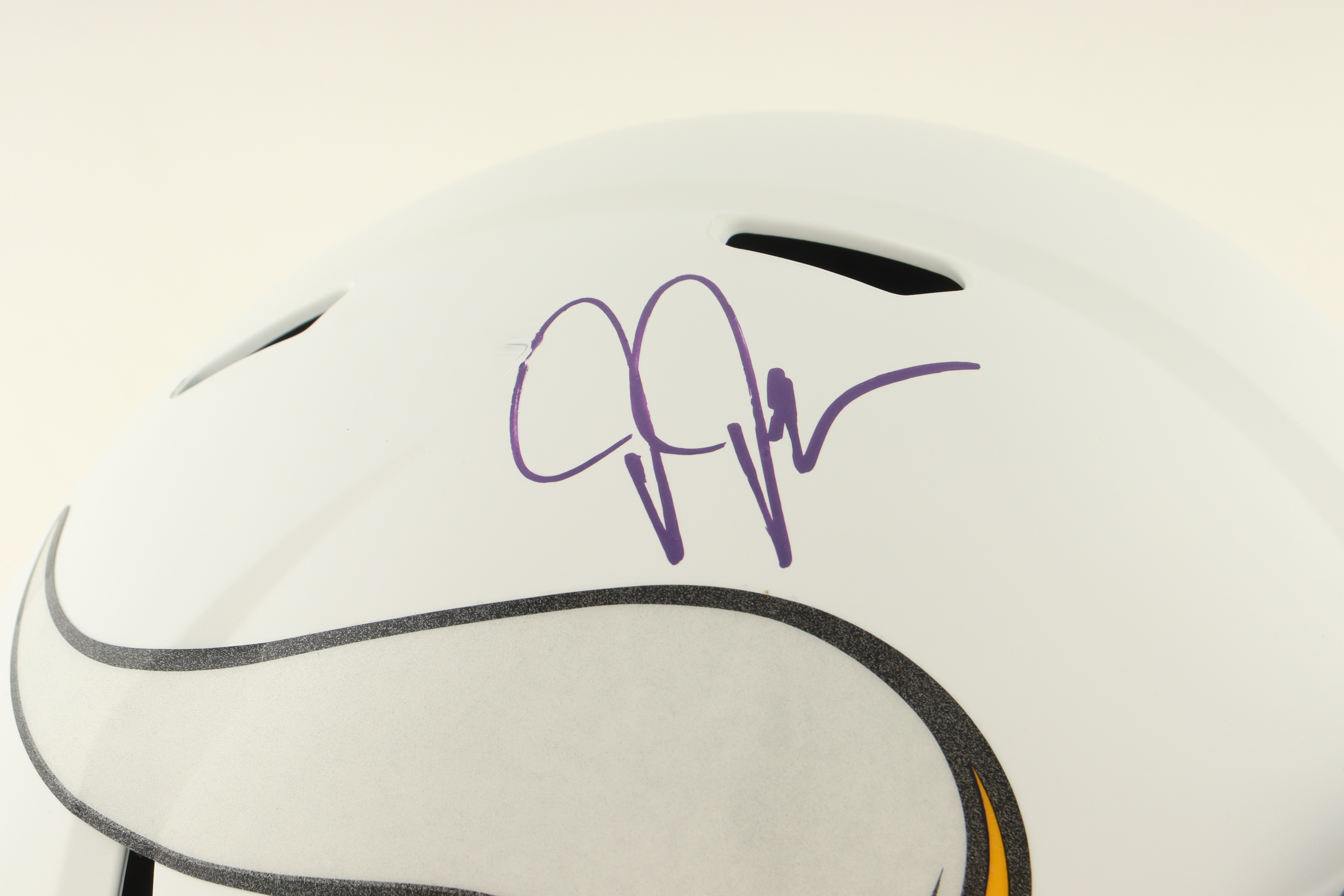 Justin Jefferson Signed Vikings Full-Size Flat White Alternate Speed Helmet (Beckett) at PristineAuction.com Justin Jefferson Signed Vikings Full-Size Flat White Alternate Speed Helmet (Beckett) at PristineAuction.com