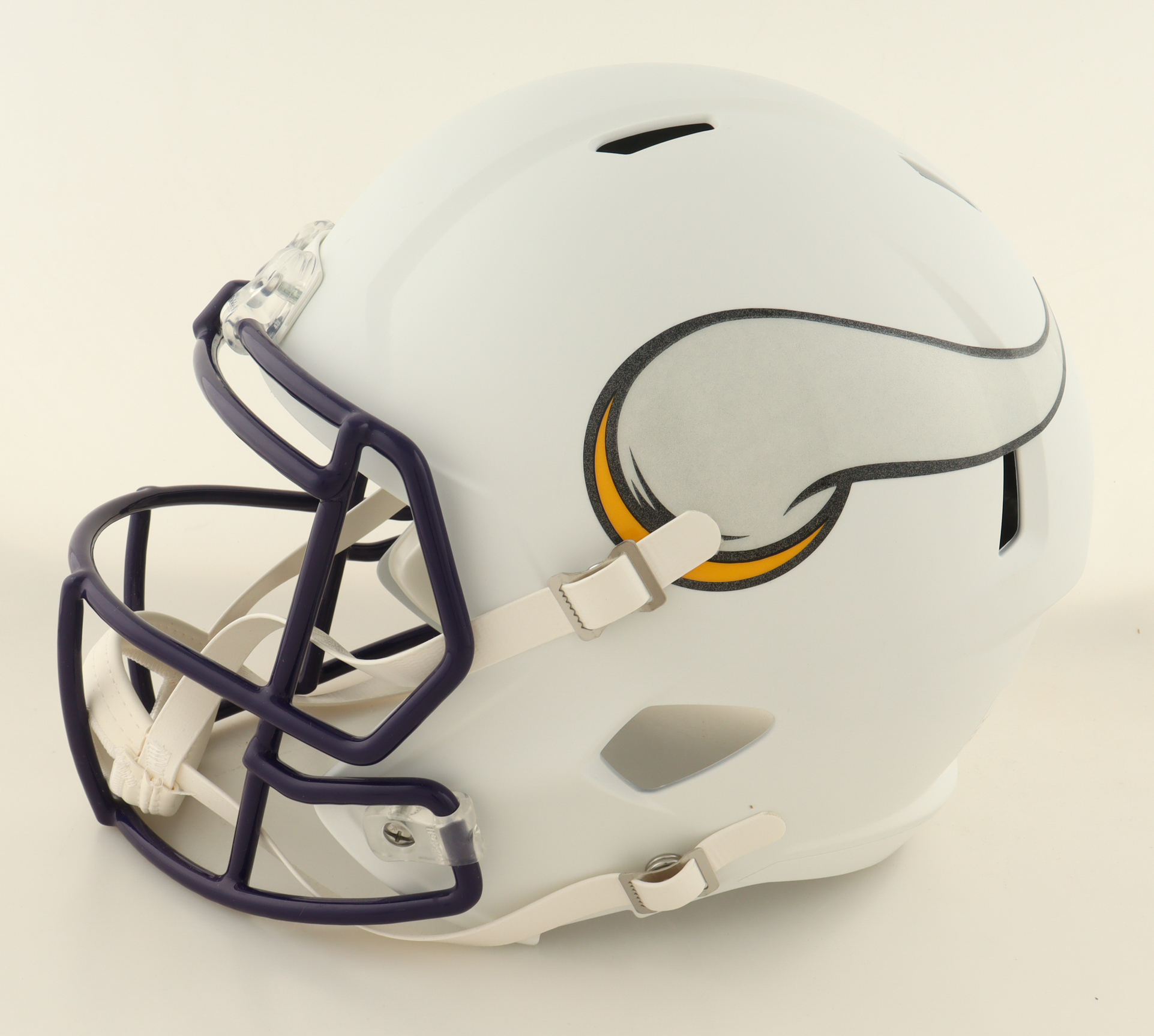 Justin Jefferson Signed Vikings Full-Size Flat White Alternate Speed Helmet (Beckett) at PristineAuction.com Justin Jefferson Signed Vikings Full-Size Flat White Alternate Speed Helmet (Beckett) at PristineAuction.com