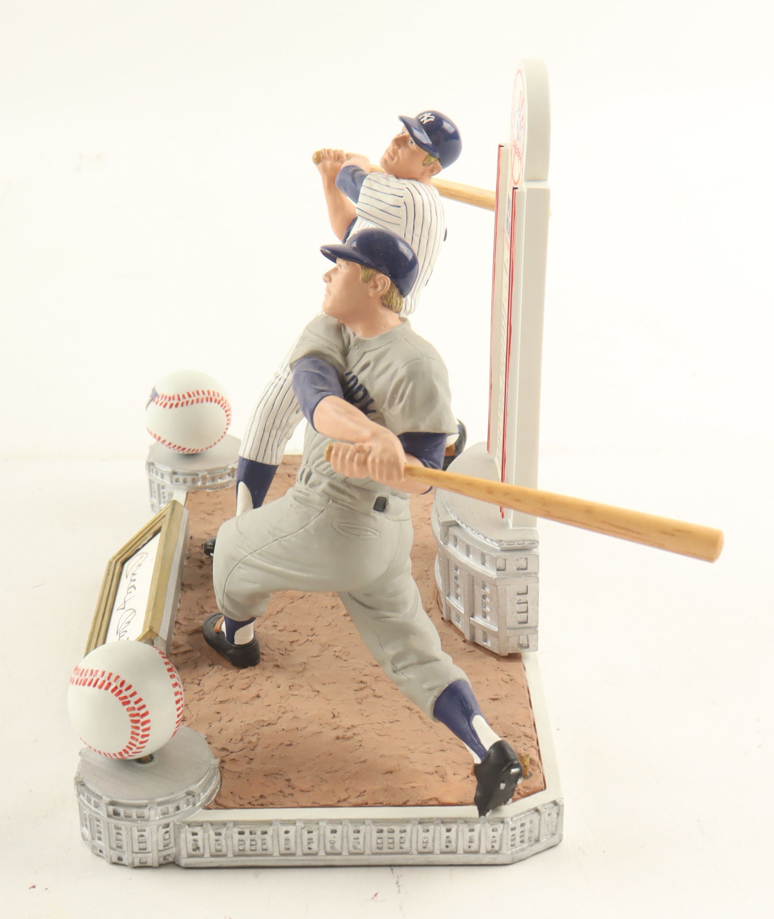 Mickey Mantle Signed LE Yankees Ceramic Statue (Beckett) at PristineAuction.com Mickey Mantle Signed LE Yankees Ceramic Statue (Beckett) at PristineAuction.com