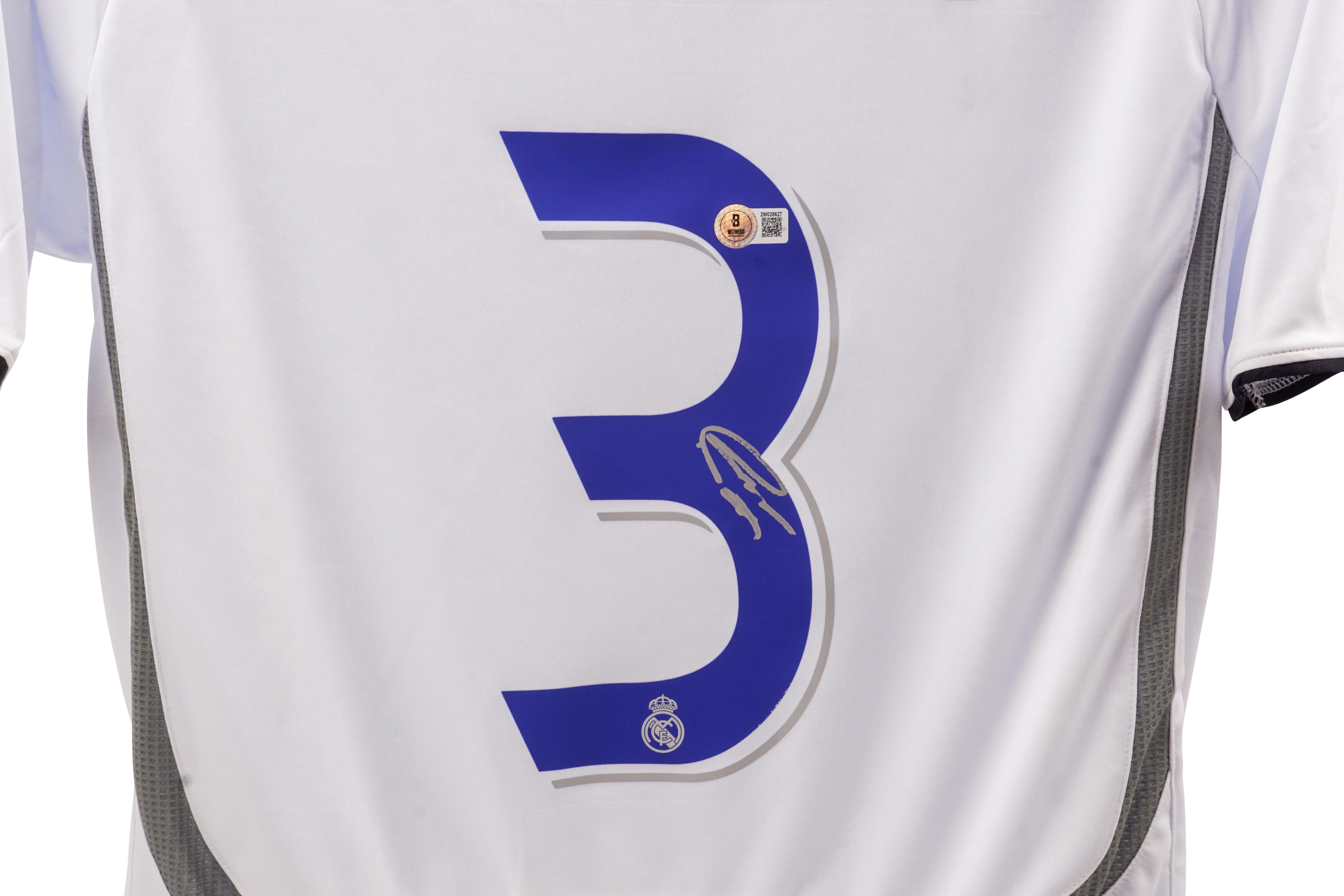 Roberto Carlos Signed Jersey (Beckett) at PristineAuction.com Roberto Carlos Signed Jersey (Beckett) at PristineAuction.com