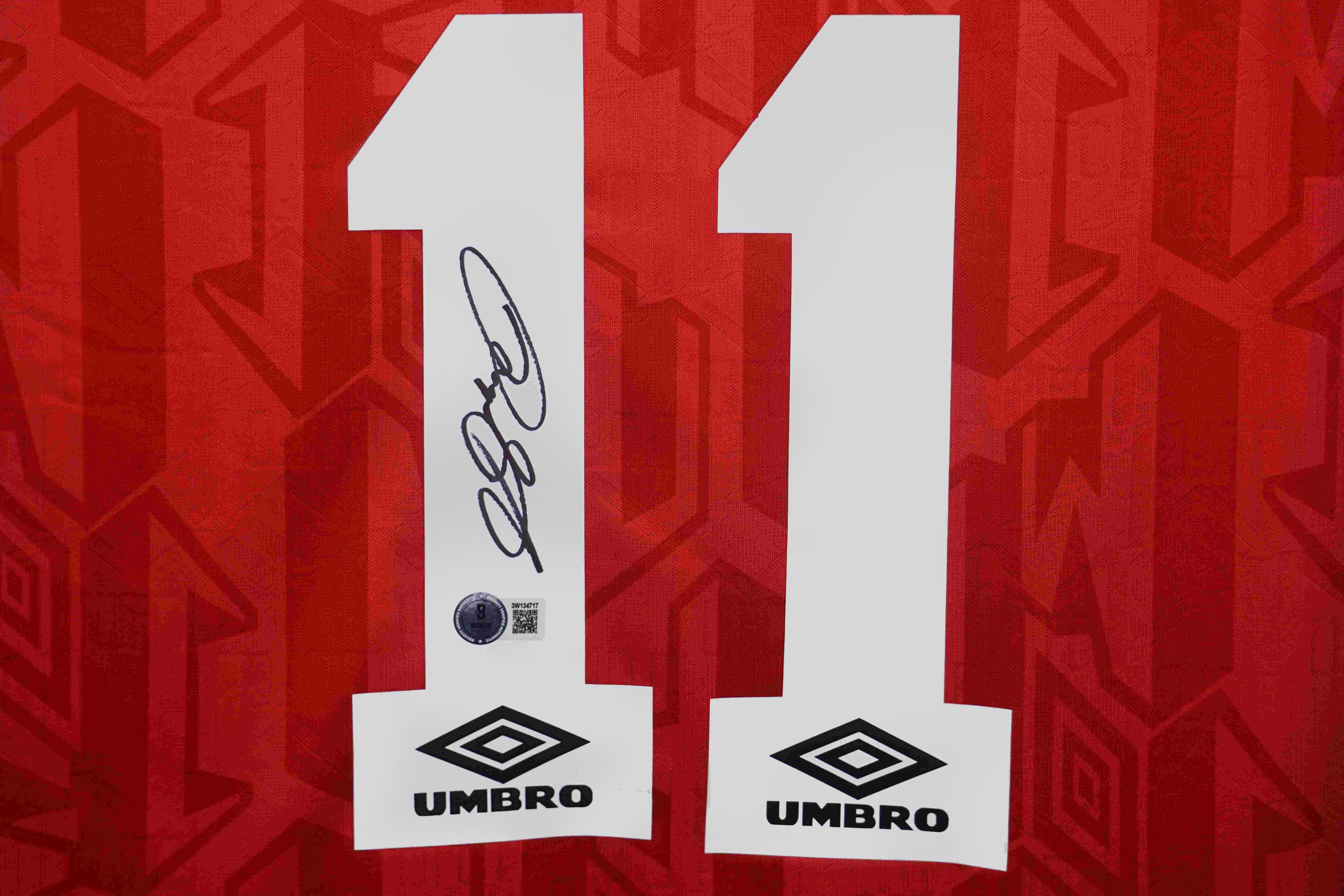 Ryan Giggs Signed Manchester United F.C. Umbro Authentic Jersey (Beckett) at PristineAuction.com Ryan Giggs Signed Manchester United F.C. Umbro Authentic Jersey (Beckett) at PristineAuction.com