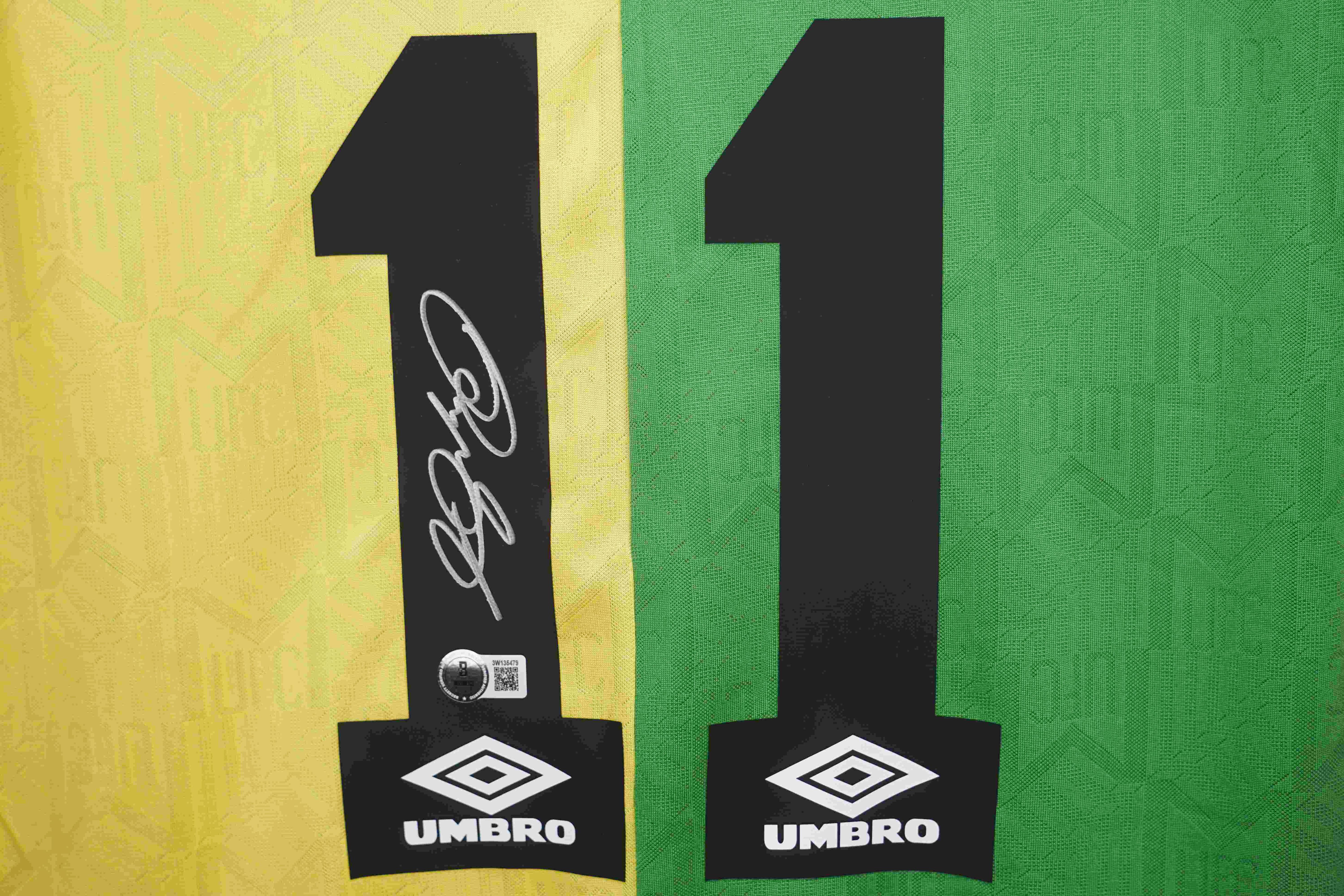 Ryan Giggs Signed Manchester United F.C. Umbro Authentic Jersey (Beckett) at PristineAuction.com Ryan Giggs Signed Manchester United F.C. Umbro Authentic Jersey (Beckett) at PristineAuction.com