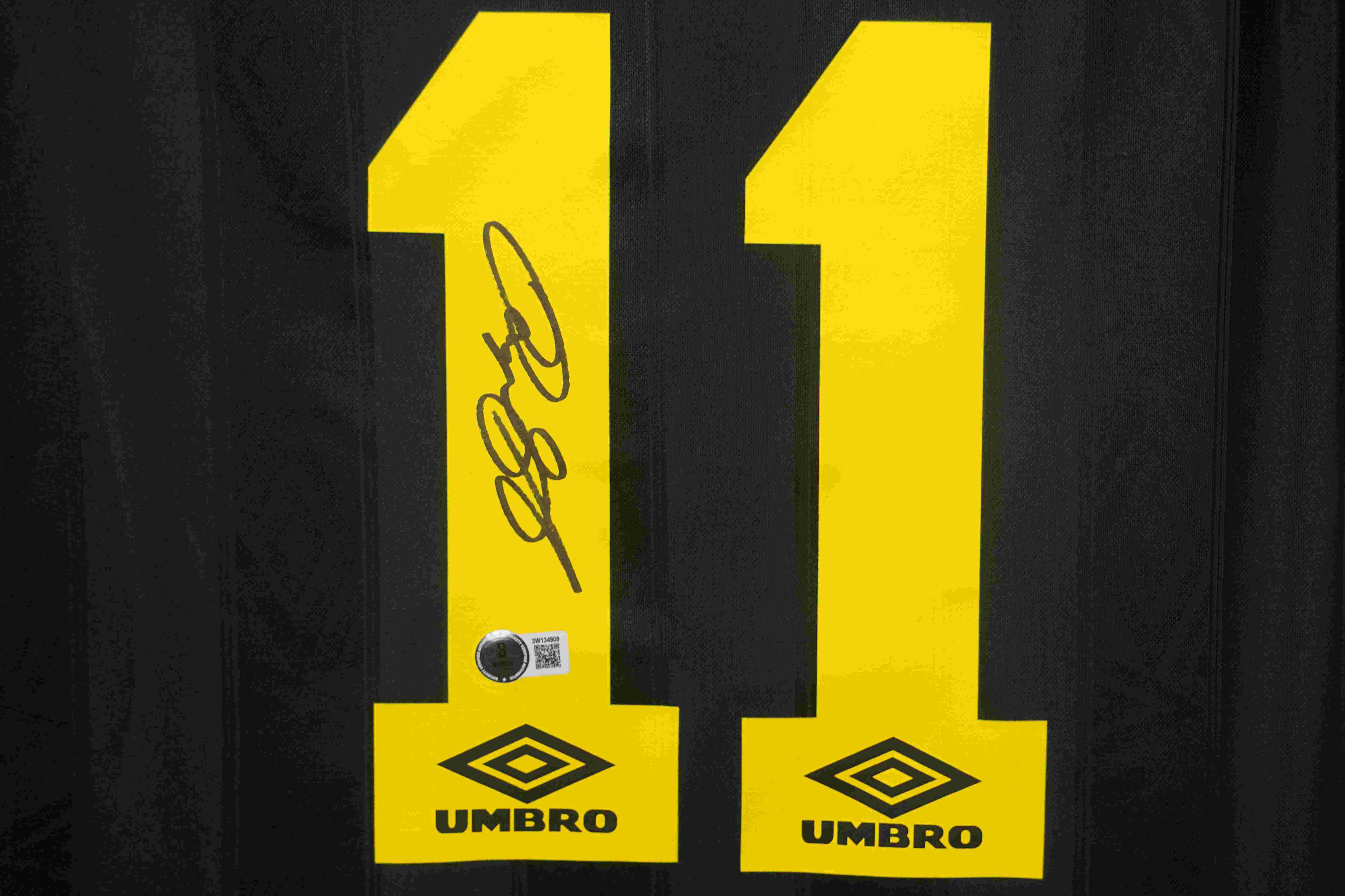 Ryan Giggs Signed Manchester United F.C. Umbro Authentic Jersey (Beckett) at PristineAuction.com Ryan Giggs Signed Manchester United F.C. Umbro Authentic Jersey (Beckett) at PristineAuction.com