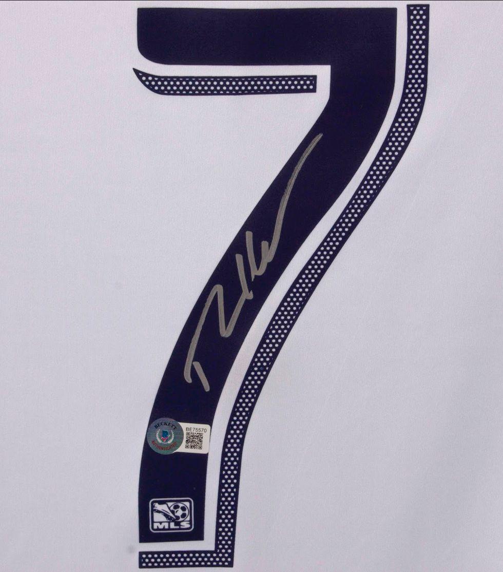 Robbie Keane Signed Jersey (Beckett) at PristineAuction.com Robbie Keane Signed Jersey (Beckett) at PristineAuction.com