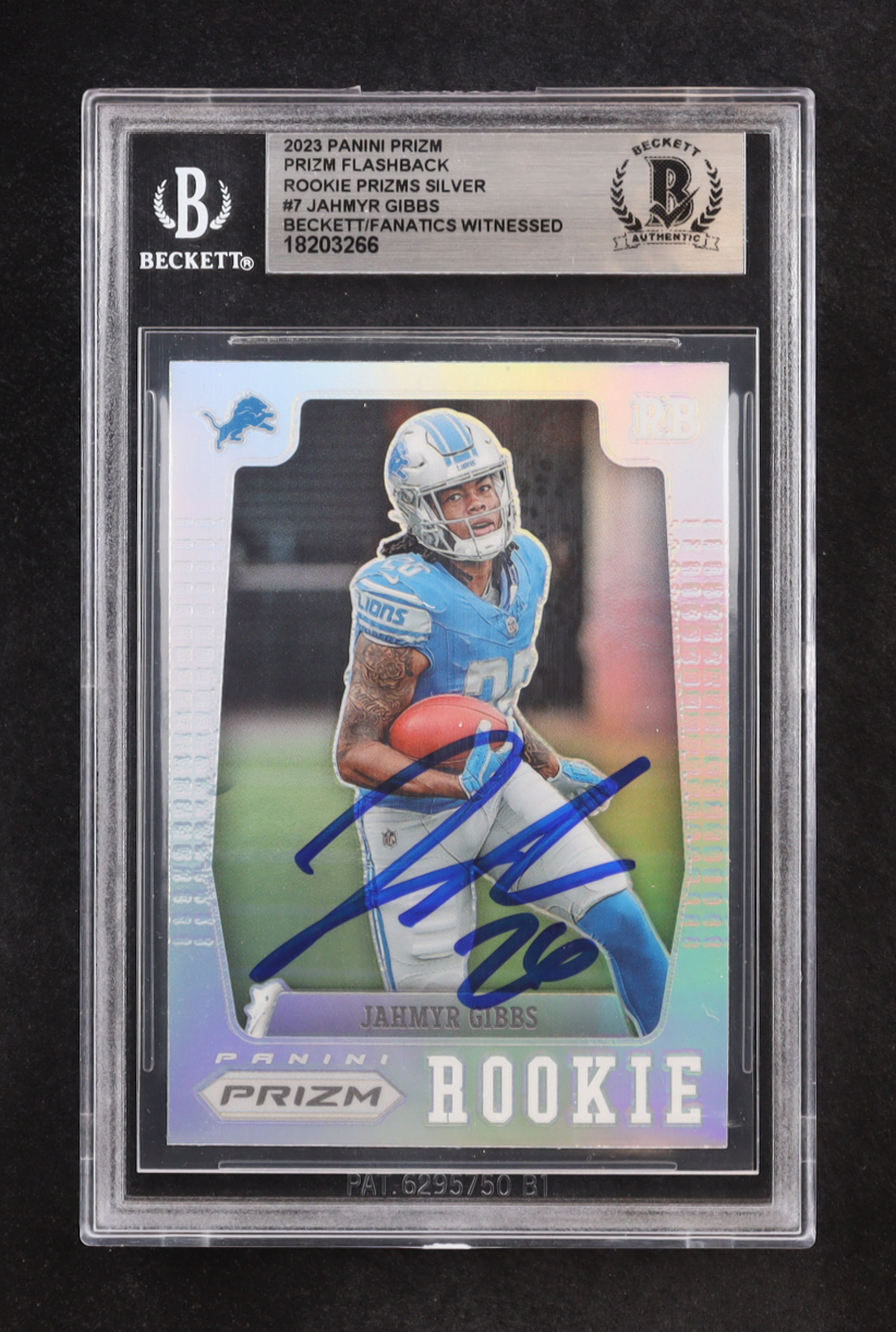 Jahmyr Gibbs Signed 2023 Inscribed "26" Panini Prizm Flashback Rookie Silver #7 RC (BGS) at PristineAuction.com Jahmyr Gibbs Signed 2023 Inscribed "26" Panini Prizm Flashback Rookie Silver #7 RC (BGS) at PristineAuction.com