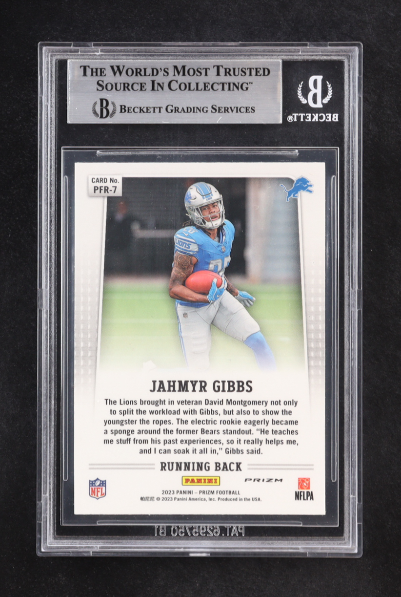 Jahmyr Gibbs Signed 2023 Inscribed "26" Panini Prizm Flashback Rookie Silver #7 RC (BGS) at PristineAuction.com Jahmyr Gibbs Signed 2023 Inscribed "26" Panini Prizm Flashback Rookie Silver #7 RC (BGS) at PristineAuction.com