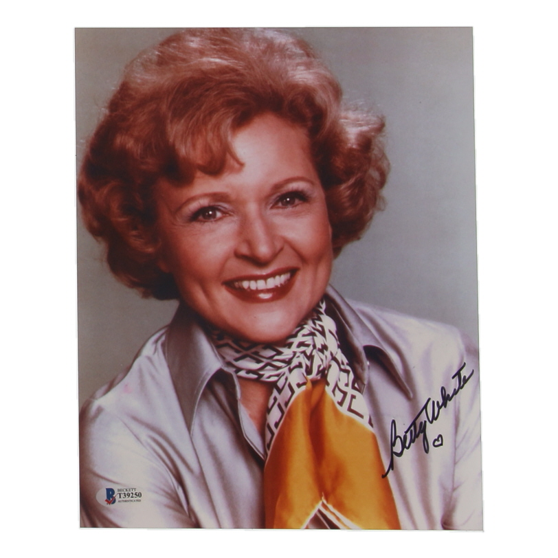 Betty White Signed 8x10 Photo (Beckett) at PristineAuction.com Betty White Signed 8x10 Photo (Beckett) at PristineAuction.com