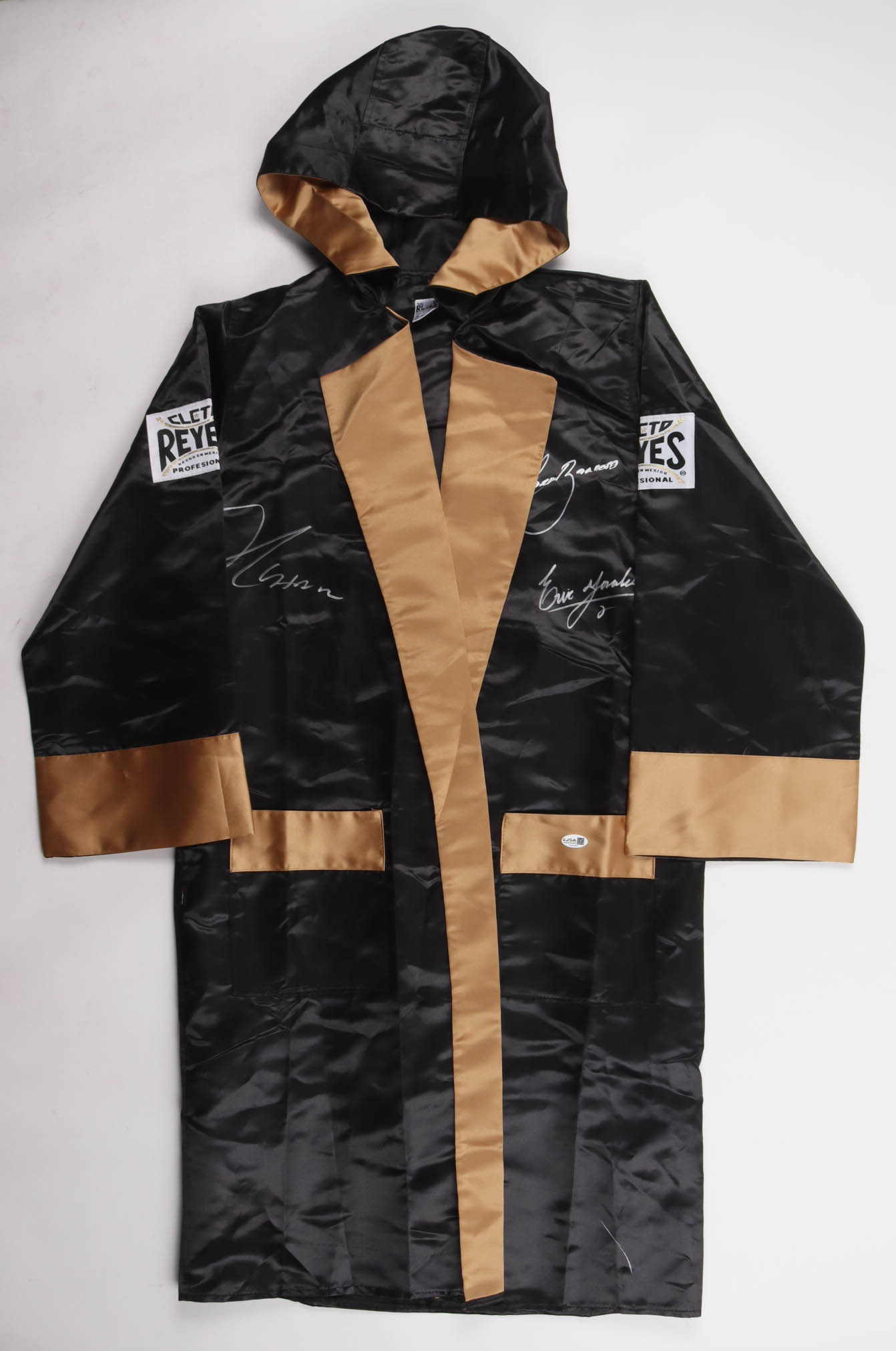 Julio Cesar Chavez, Marco Barrera & Erik Morales Signed Cleto Reyes Boxing Robe (JSA) at PristineAuction.com Julio Cesar Chavez, Marco Barrera & Erik Morales Signed Cleto Reyes Boxing Robe (JSA) at PristineAuction.com