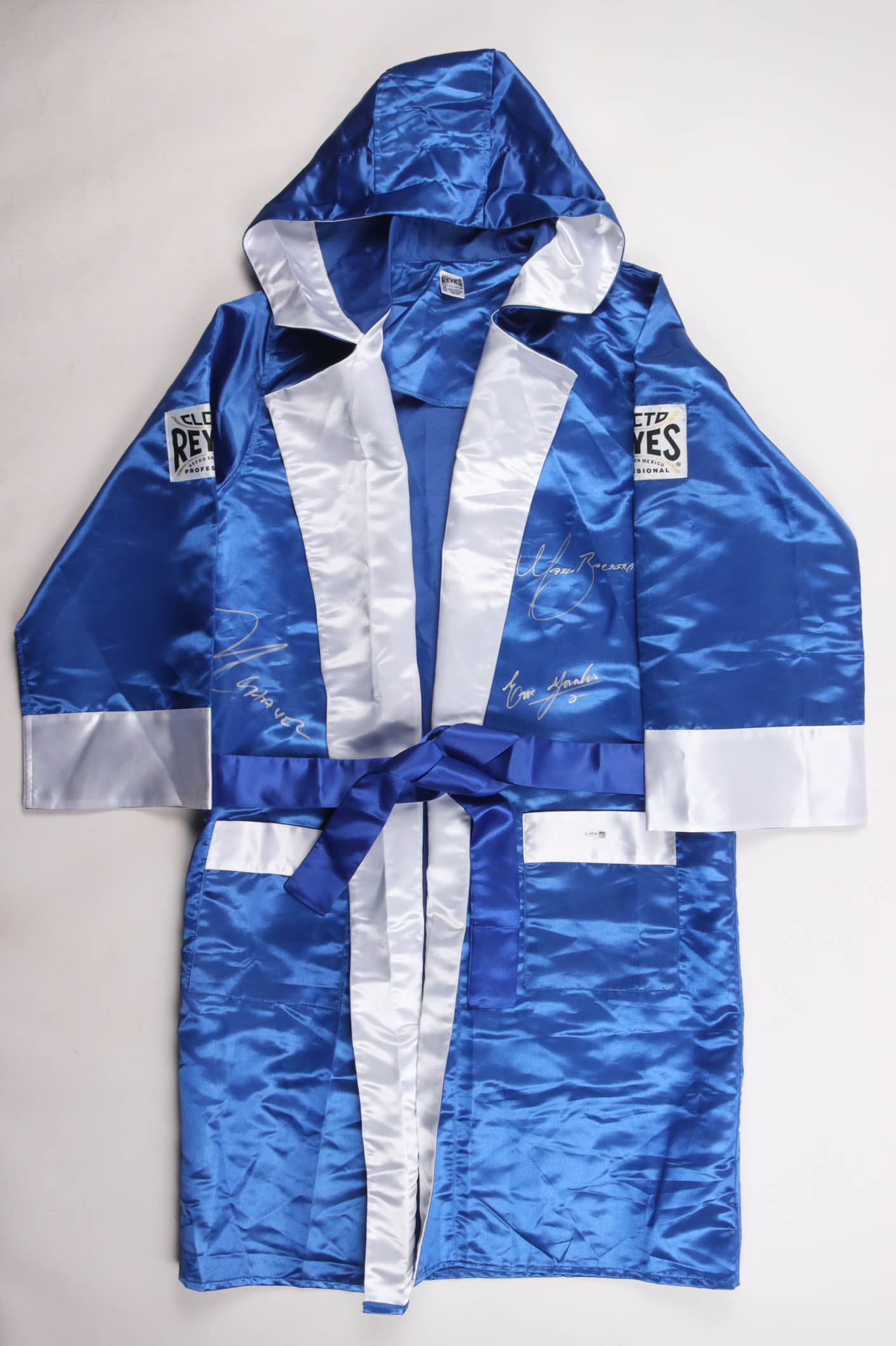 Julio Cesar Chavez, Marco Barrera & Erik Morales Signed Cleto Reyes Boxing Robe (JSA) at PristineAuction.com Julio Cesar Chavez, Marco Barrera & Erik Morales Signed Cleto Reyes Boxing Robe (JSA) at PristineAuction.com