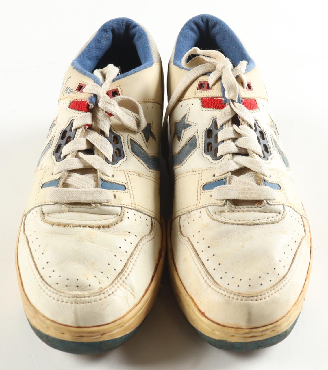 K.C. Jones Signed Pair of Vintage Converse Cons ERX 300 Basketball Shoes (Beckett) at PristineAuction.com K.C. Jones Signed Pair of Vintage Converse Cons ERX 300 Basketball Shoes (Beckett) at PristineAuction.com