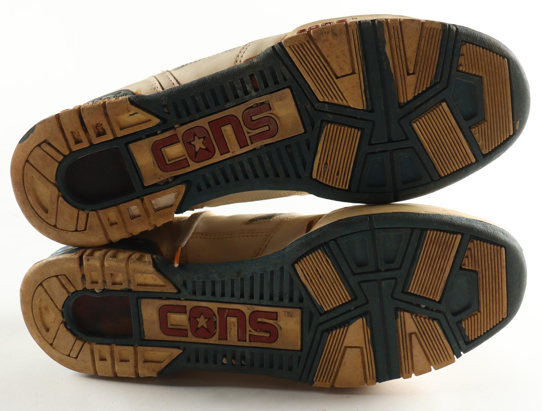 K.C. Jones Signed Pair of Vintage Converse Cons ERX 300 Basketball Shoes (Beckett) at PristineAuction.com K.C. Jones Signed Pair of Vintage Converse Cons ERX 300 Basketball Shoes (Beckett) at PristineAuction.com