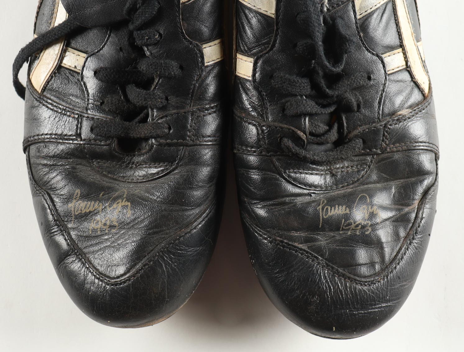 Javy Lopez Signed Pair of Vintage Asics Onitsuka Tiger Baseball Cleats Inscribed "1993" (Beckett) at PristineAuction.com Javy Lopez Signed Pair of Vintage Asics Onitsuka Tiger Baseball Cleats Inscribed "1993" (Beckett) at PristineAuction.com