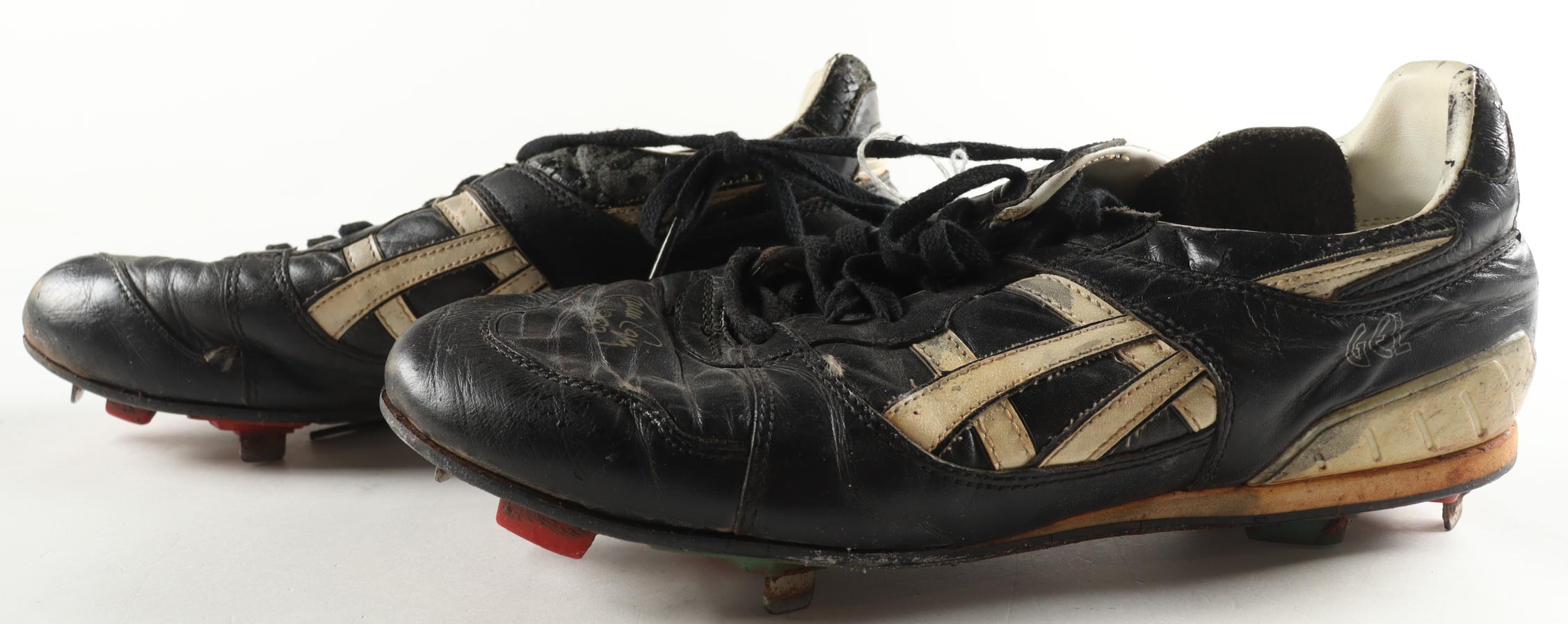 Javy Lopez Signed Pair of Vintage Asics Onitsuka Tiger Baseball Cleats Inscribed "1993" (Beckett) at PristineAuction.com Javy Lopez Signed Pair of Vintage Asics Onitsuka Tiger Baseball Cleats Inscribed "1993" (Beckett) at PristineAuction.com