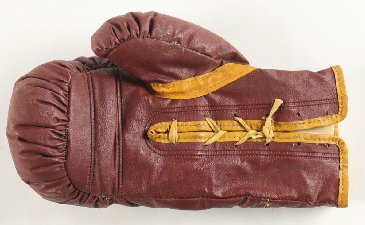 Mike Tyson Signed Vintage Everlast Boxing Glove with Photo-back Wood Display Case (Tyson & PSA) at PristineAuction.com Mike Tyson Signed Vintage Everlast Boxing Glove with Photo-back Wood Display Case (Tyson & PSA) at PristineAuction.com