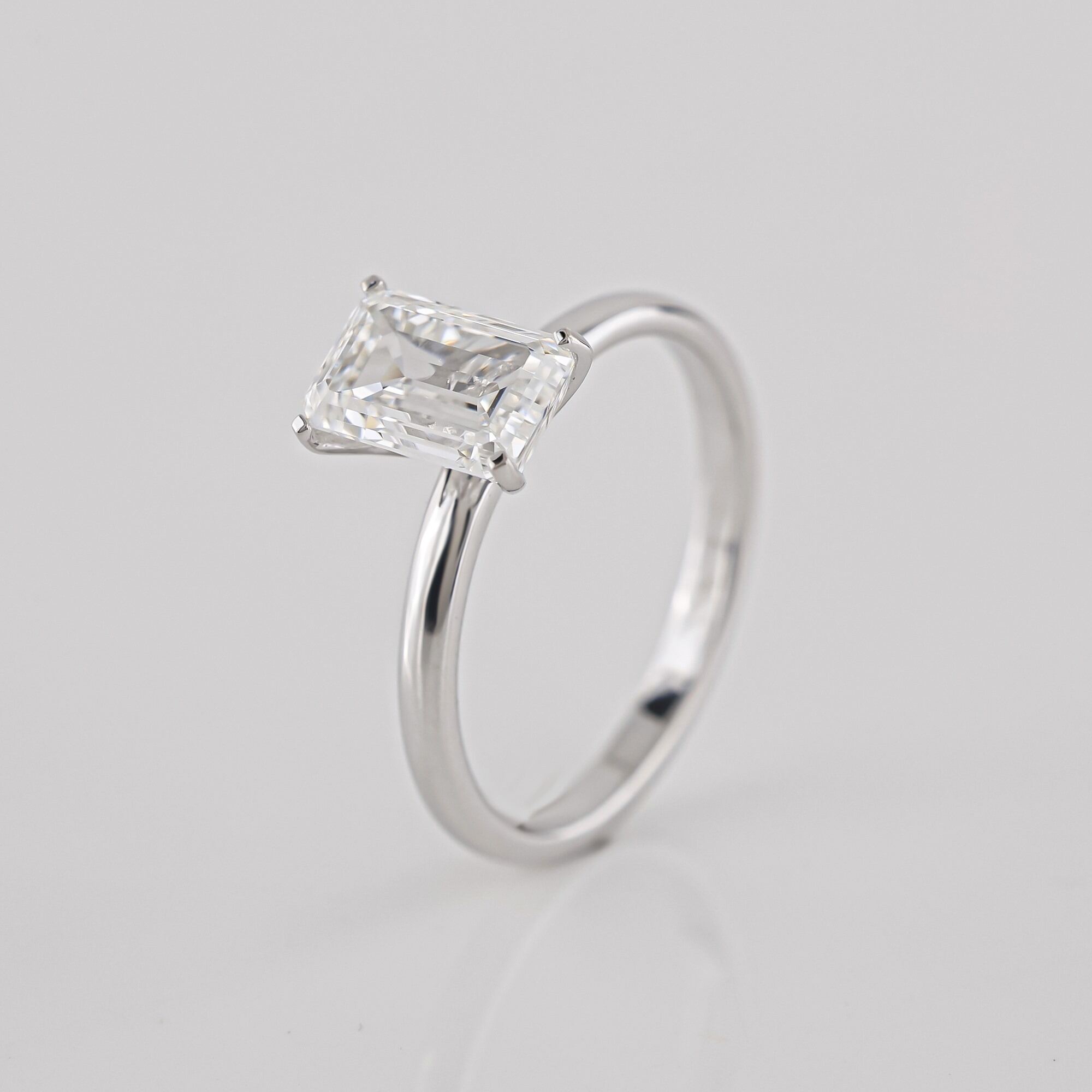1.75 CTW Lab Grown Diamonds Ring Mounted In Sterling Silver E-F, VVS2 | Estimated Retail Value: $4,150 (IGI) at PristineAuction.com 1.75 CTW Lab Grown Diamonds Ring Mounted In Sterling Silver E-F, VVS2 | Estimated Retail Value: $4,150 (IGI) at PristineAuction.com