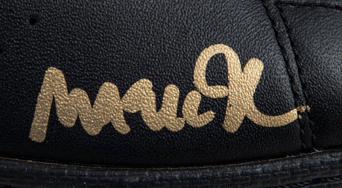 Magic Johnson & Larry Bird Signed Set of (2) Converse Basketball Shoes (Beckett & PSA) at PristineAuction.com Magic Johnson & Larry Bird Signed Set of (2) Converse Basketball Shoes (Beckett & PSA) at PristineAuction.com