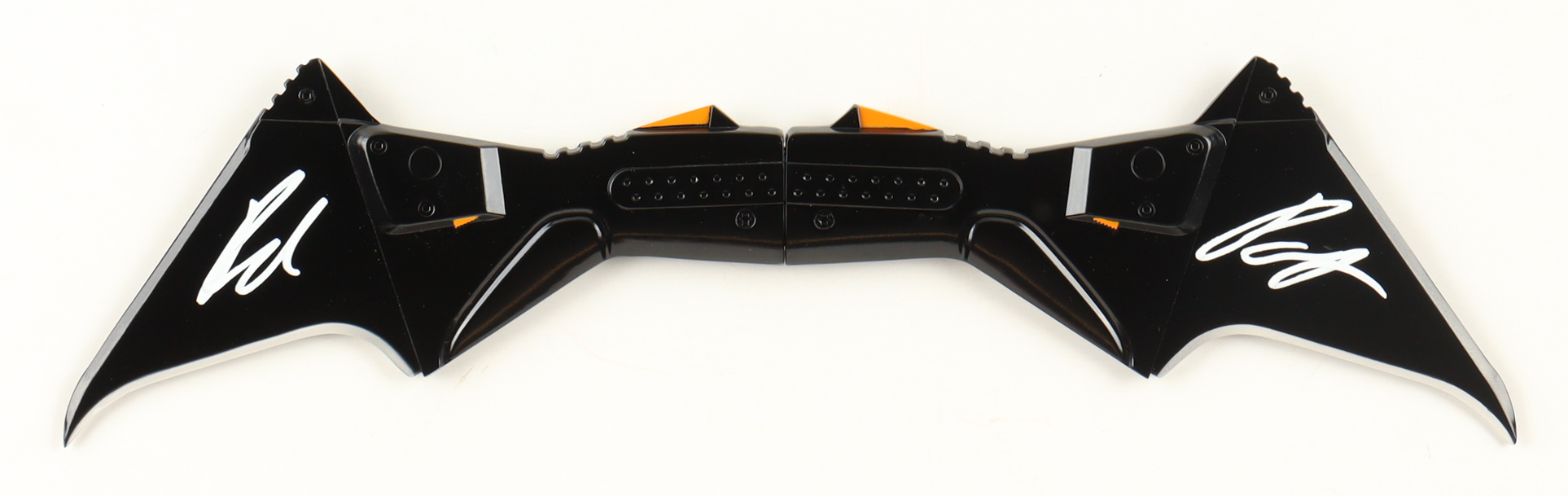 Robert Pattinson Signed "The Batman" Batarang Bat Glyph (Celebrity Authentics) at PristineAuction.com Robert Pattinson Signed "The Batman" Batarang Bat Glyph (Celebrity Authentics) at PristineAuction.com
