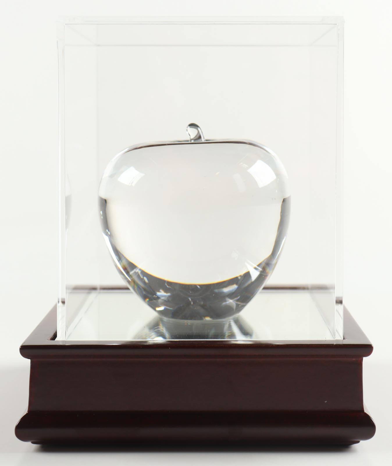 Tiffany & Co Crystal Apple with Display Case at PristineAuction.com Tiffany & Co Crystal Apple with Display Case at PristineAuction.com