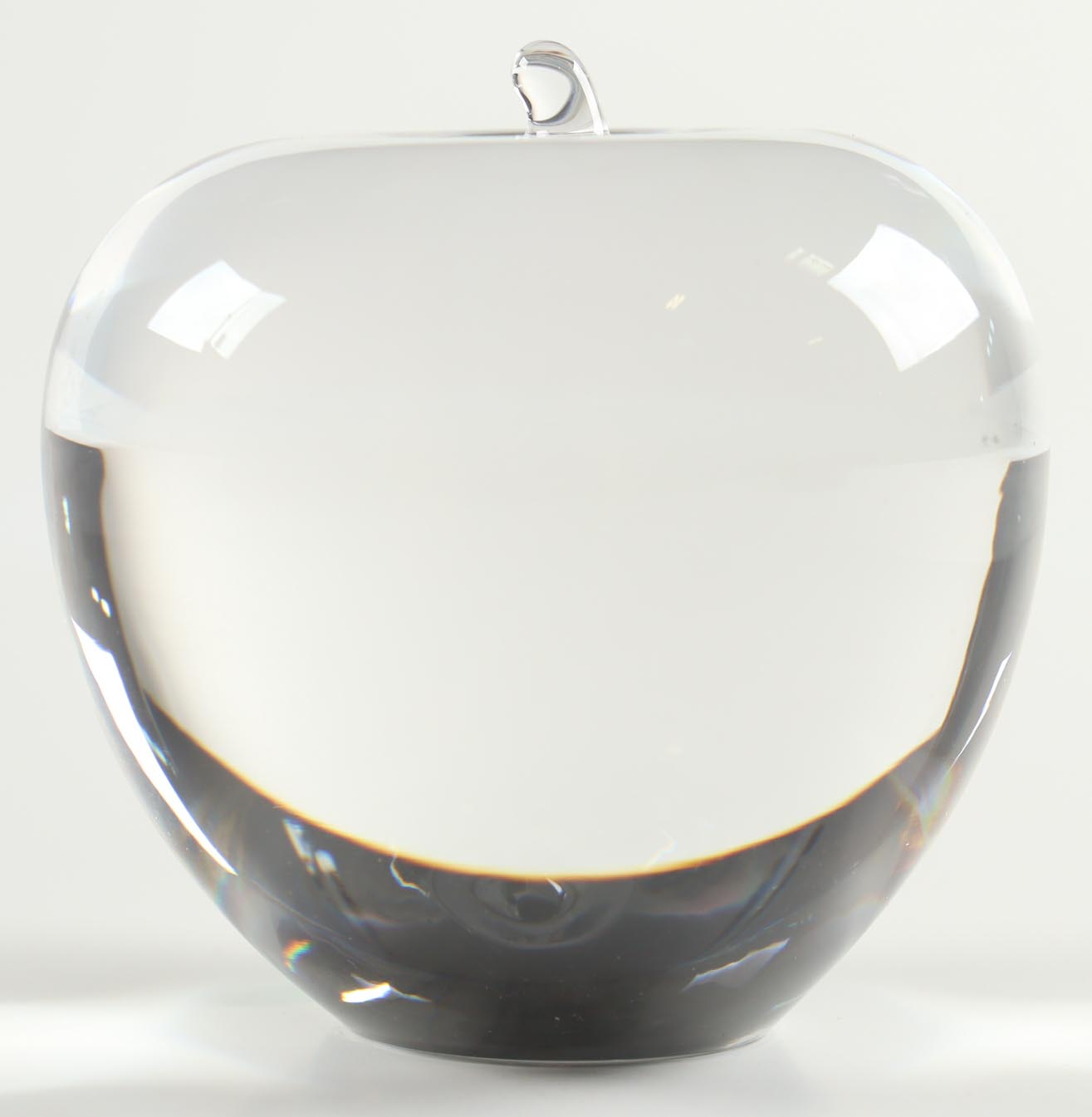 Tiffany & Co Crystal Apple with Display Case at PristineAuction.com Tiffany & Co Crystal Apple with Display Case at PristineAuction.com