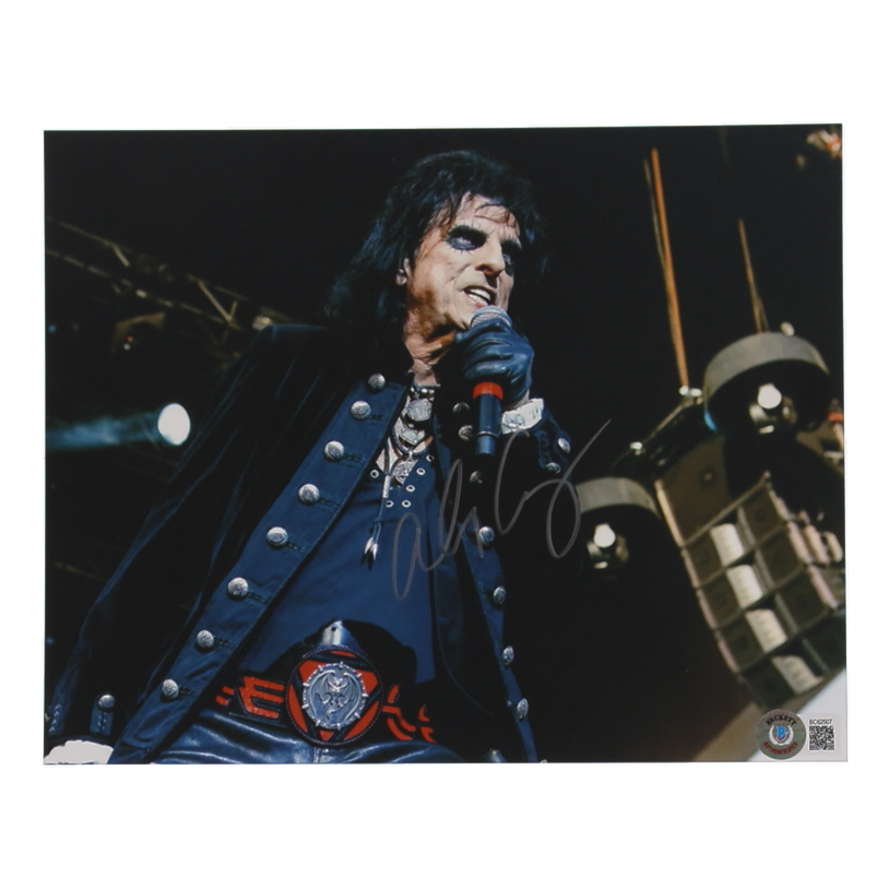 Alice Cooper Signed 8x10 Photo (Beckett) at PristineAuction.com Alice Cooper Signed 8x10 Photo (Beckett) at PristineAuction.com