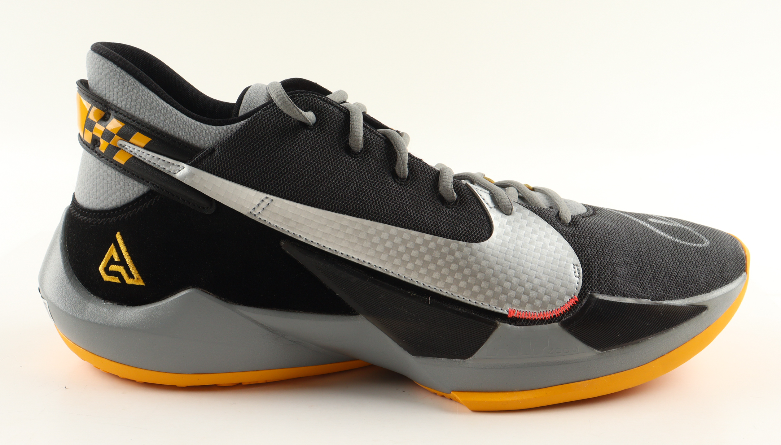 Giannis Antetokounmpo Signed Player Edition Basketball Shoe (Beckett) at PristineAuction.com Giannis Antetokounmpo Signed Player Edition Basketball Shoe (Beckett) at PristineAuction.com