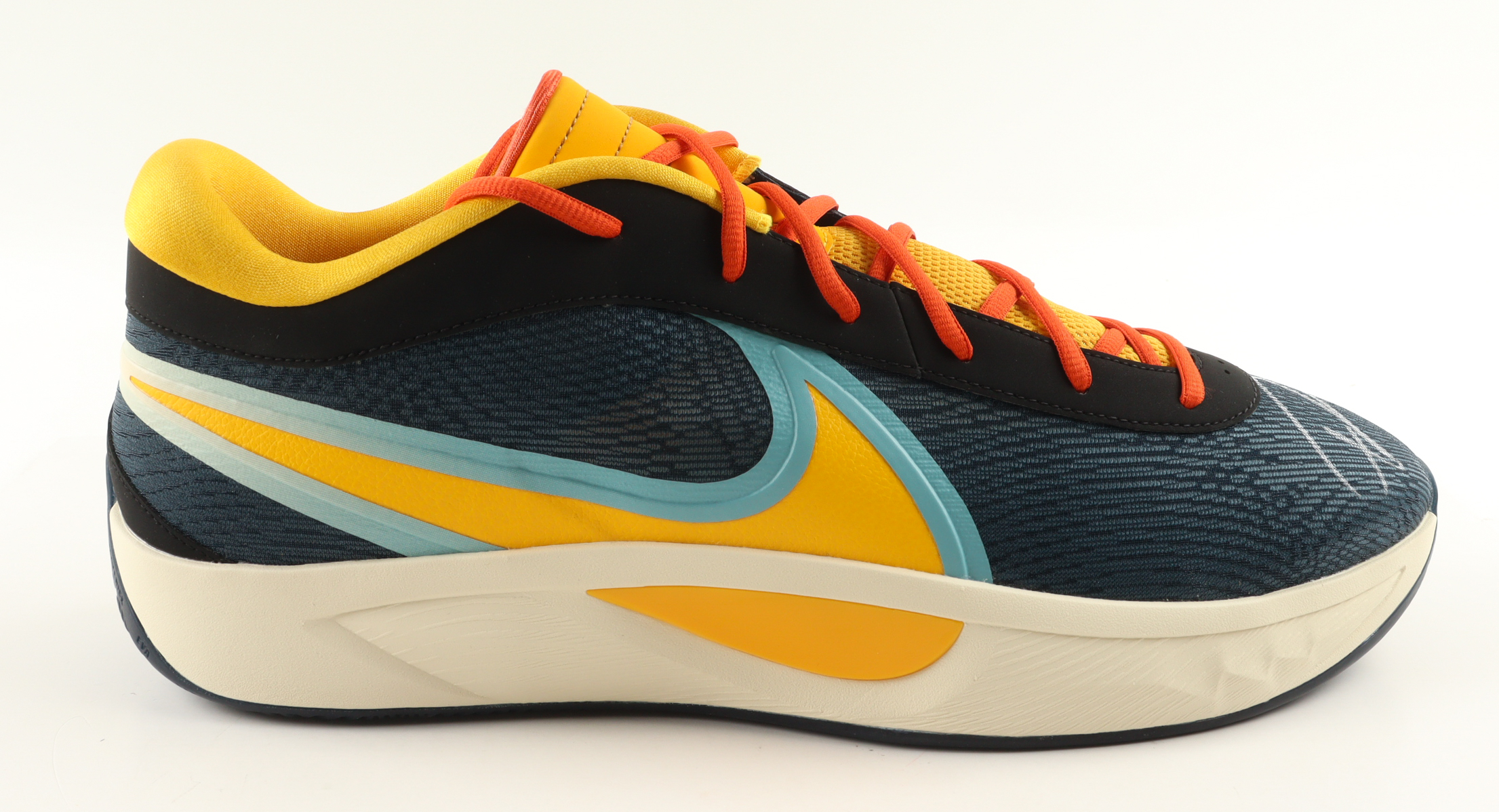 Giannis Antetokounmpo Signed Player Edition Basketball Shoe (Beckett) at PristineAuction.com Giannis Antetokounmpo Signed Player Edition Basketball Shoe (Beckett) at PristineAuction.com