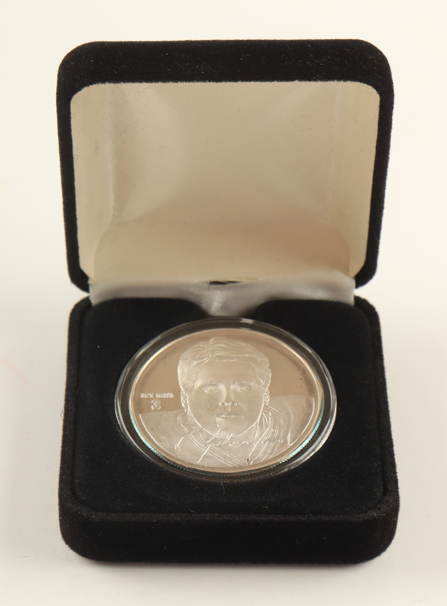 Rick Mirer LE The Highland Mint 1 Troy Oz .999 Fine Silver Commemorative Bullion Round at PristineAuction.com Rick Mirer LE The Highland Mint 1 Troy Oz .999 Fine Silver Commemorative Bullion Round at PristineAuction.com