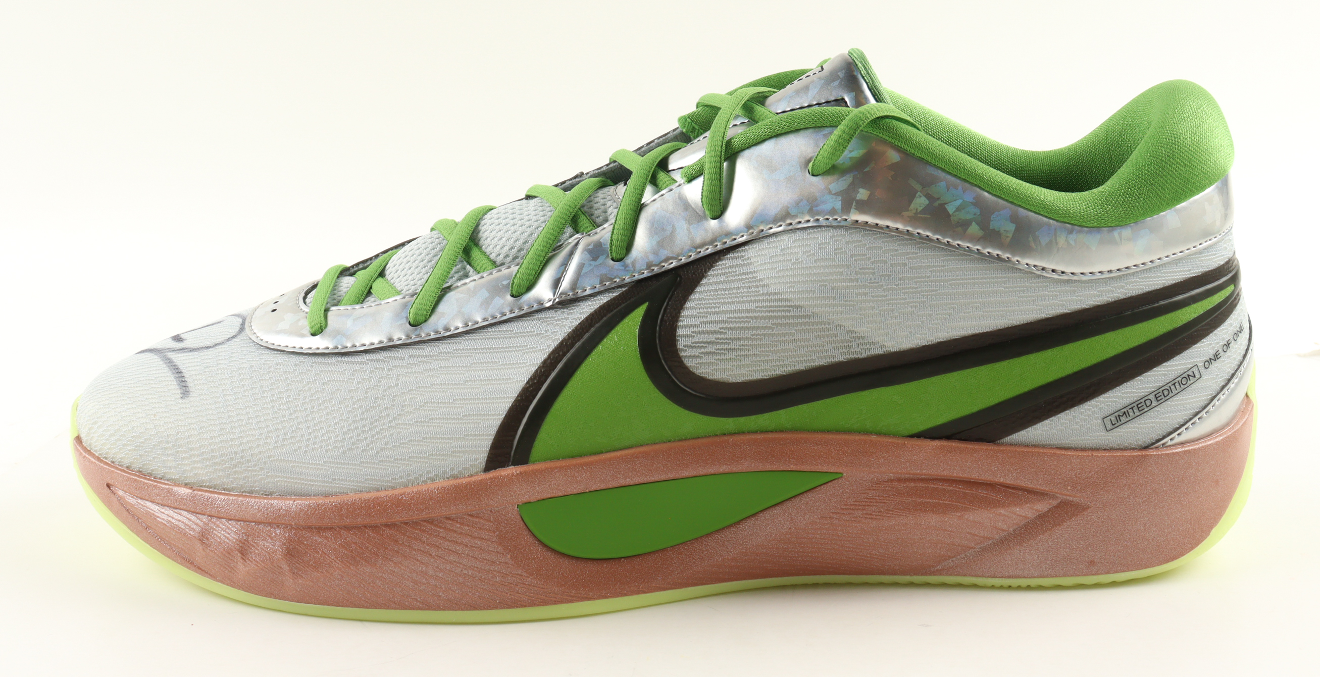 Giannis Antetokounmpo Signed Player Edition Basketball Shoe (Beckett) at PristineAuction.com Giannis Antetokounmpo Signed Player Edition Basketball Shoe (Beckett) at PristineAuction.com