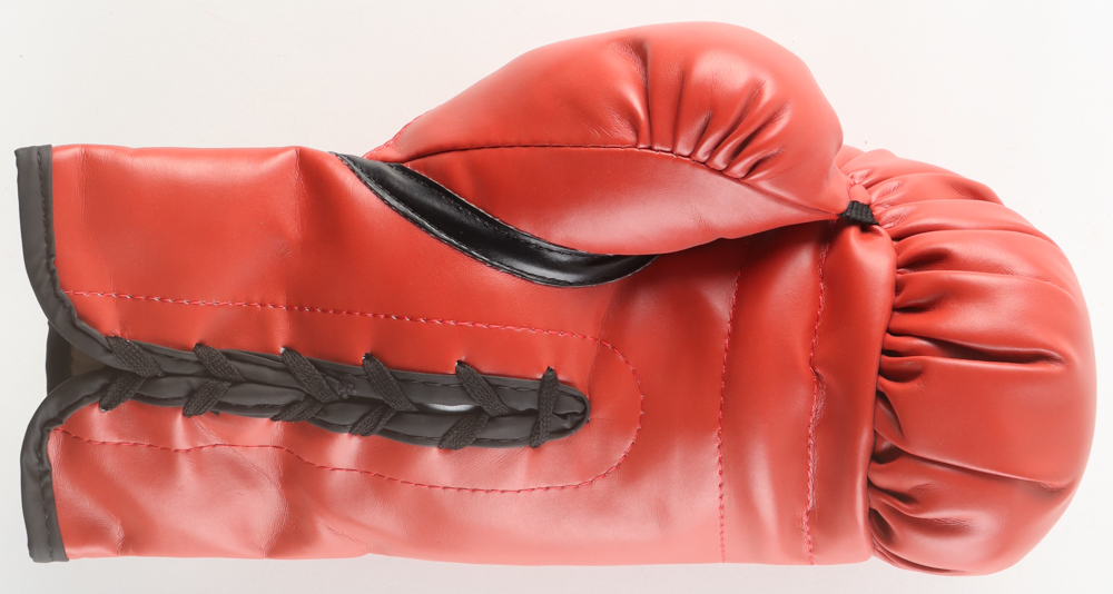 Roberto Duran, Thomas Hearns & Sugar Ray Leonard Signed Everlast Boxing Glove (Beckett) at PristineAuction.com Roberto Duran, Thomas Hearns & Sugar Ray Leonard Signed Everlast Boxing Glove (Beckett) at PristineAuction.com