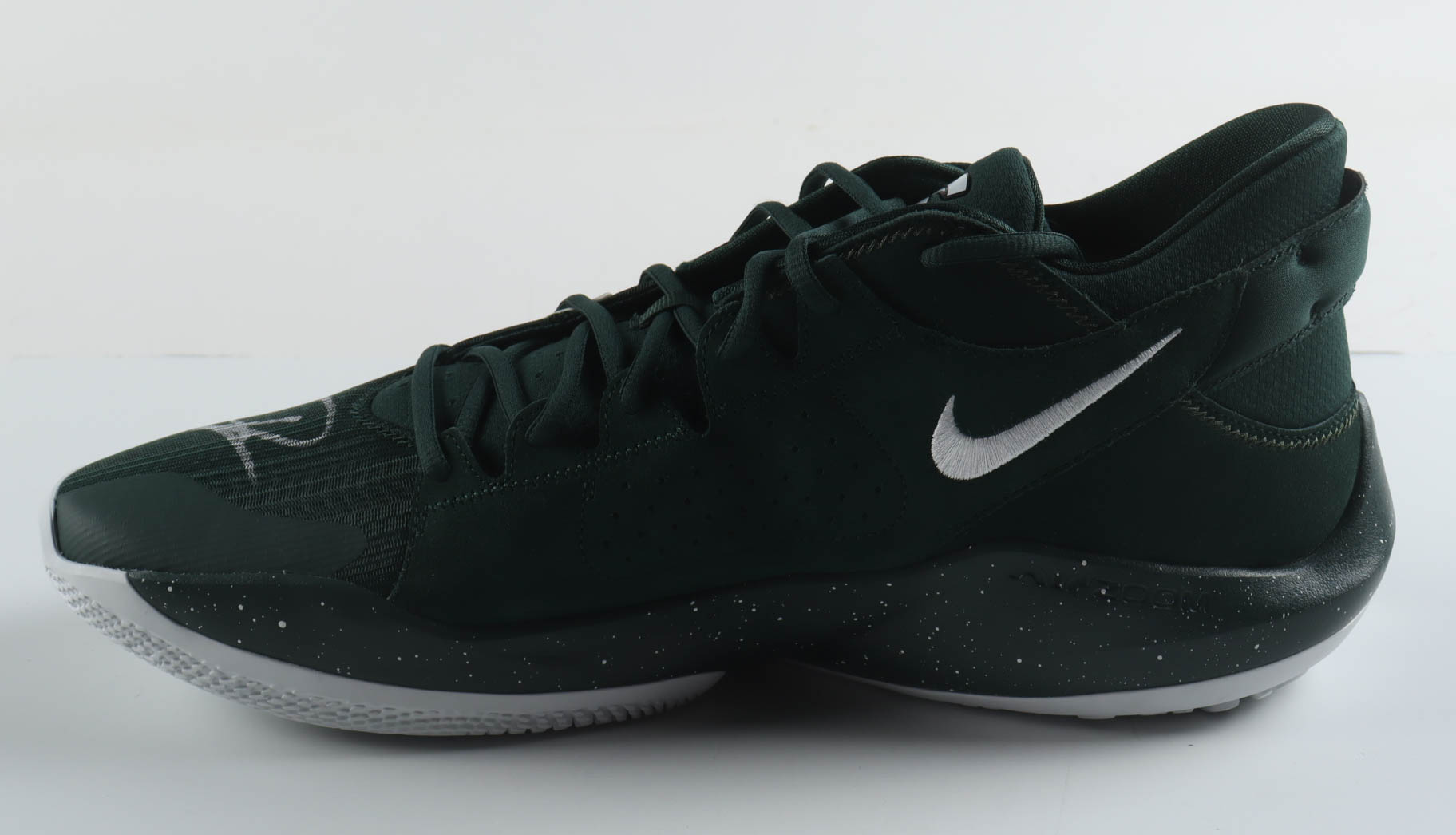 Giannis Antetokounmpo Signed Player Edition Basketball Shoe (Beckett) at PristineAuction.com Giannis Antetokounmpo Signed Player Edition Basketball Shoe (Beckett) at PristineAuction.com