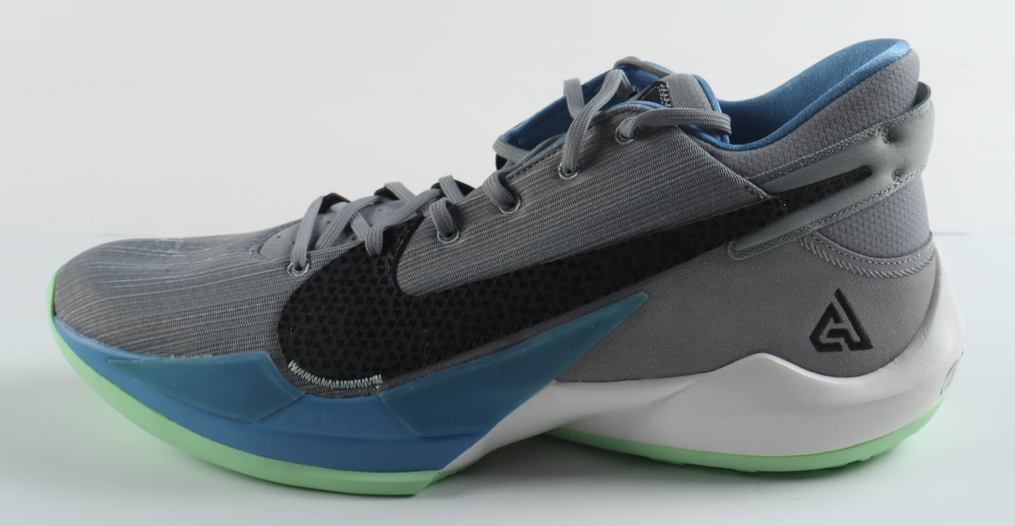 Giannis Antetokounmpo Signed Player Edition Basketball Shoe (Beckett) at PristineAuction.com Giannis Antetokounmpo Signed Player Edition Basketball Shoe (Beckett) at PristineAuction.com