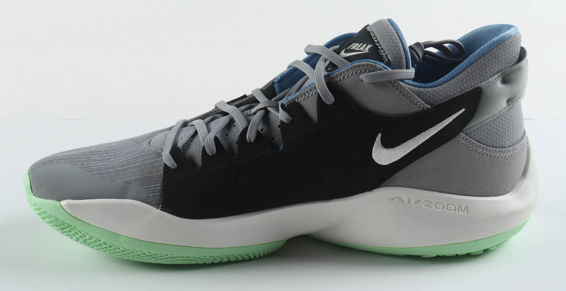 Giannis Antetokounmpo Signed Player Edition Basketball Shoe (Beckett) at PristineAuction.com Giannis Antetokounmpo Signed Player Edition Basketball Shoe (Beckett) at PristineAuction.com