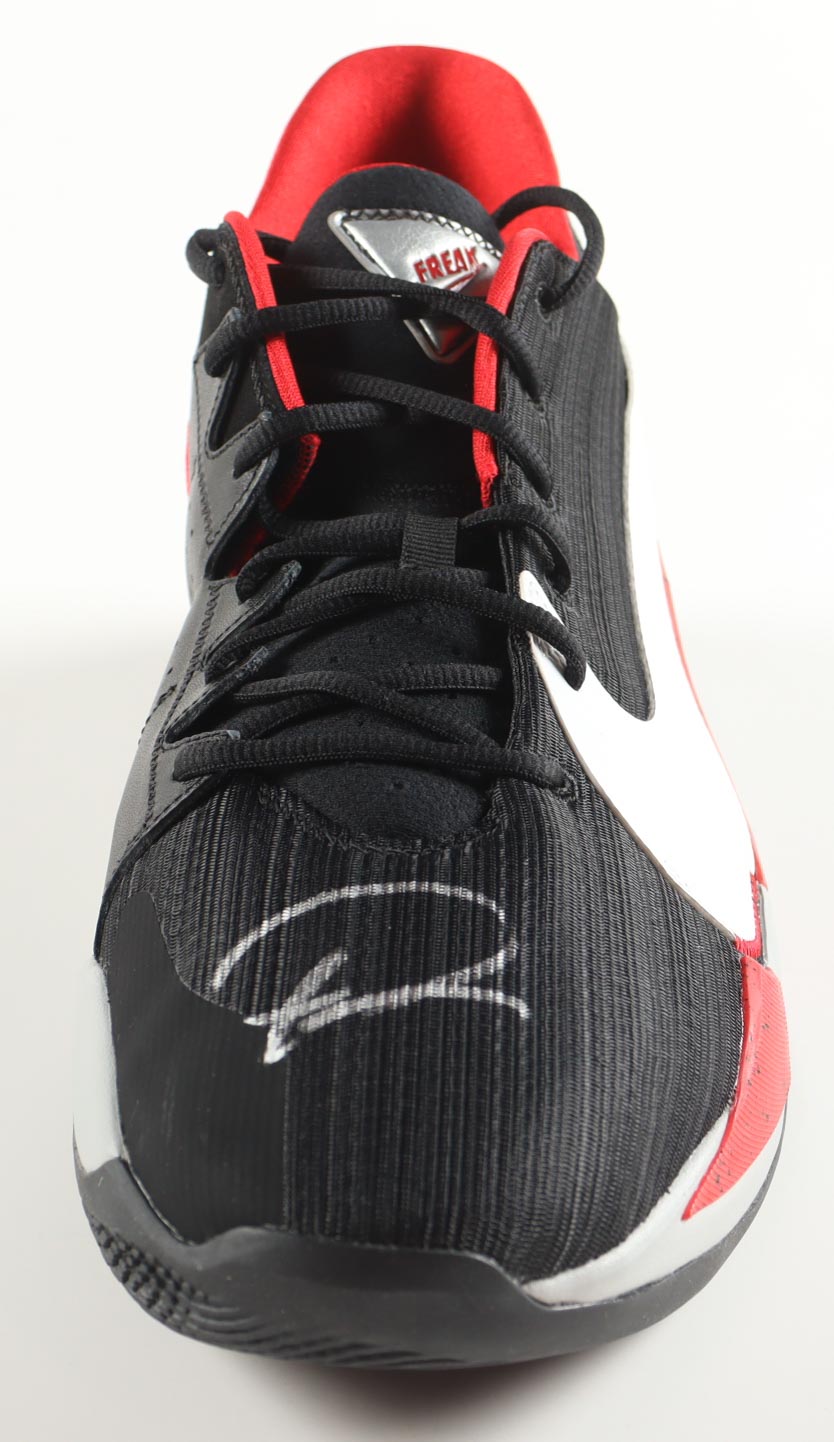 Giannis Antetokounmpo Signed Player Edition Basketball Shoe (Beckett) at PristineAuction.com Giannis Antetokounmpo Signed Player Edition Basketball Shoe (Beckett) at PristineAuction.com