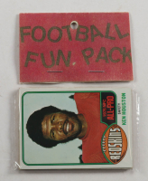 1976 Topps Football Card Fun Pack with (10) Cards at PristineAuction.com