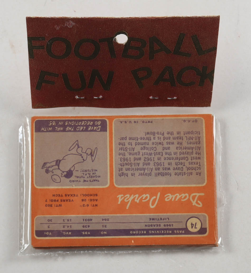 1970 Topps Football Card Fun Pack with (10) Cards at PristineAuction.com 1970 Topps Football Card Fun Pack with (10) Cards at PristineAuction.com