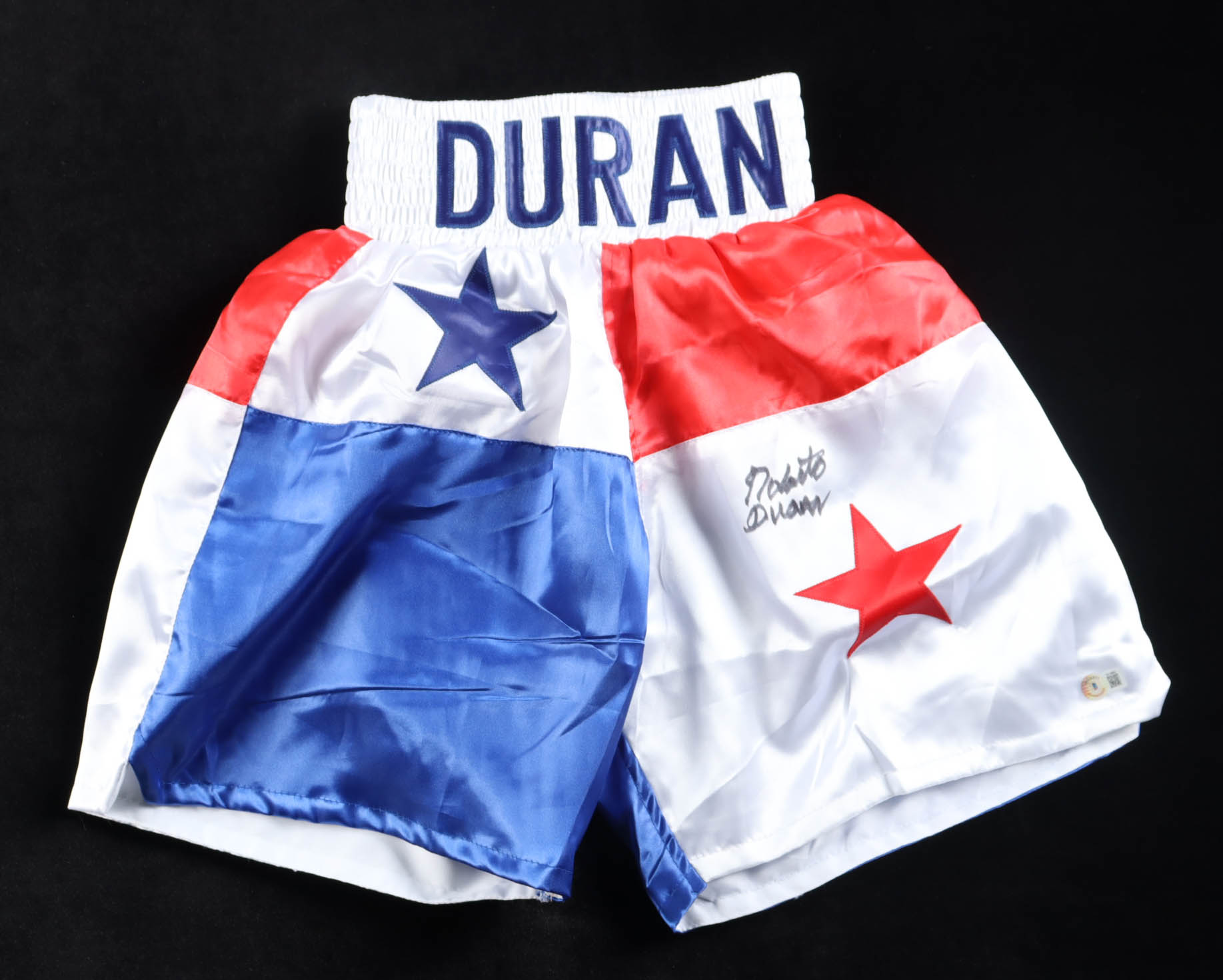 Roberto Duran Signed Boxing Trunks (Beckett) at PristineAuction.com Roberto Duran Signed Boxing Trunks (Beckett) at PristineAuction.com