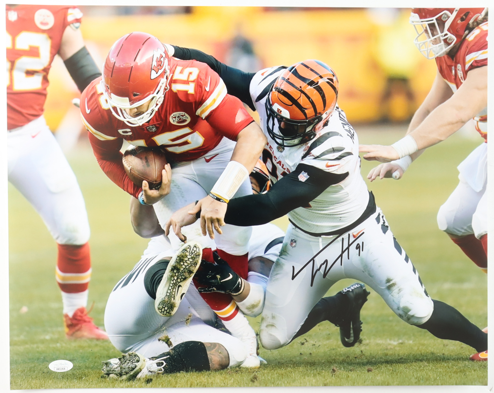 Trey Hendrickson Signed Bengals 16x20 Photo (Beckett) at PristineAuction.com Trey Hendrickson Signed Bengals 16x20 Photo (Beckett) at PristineAuction.com