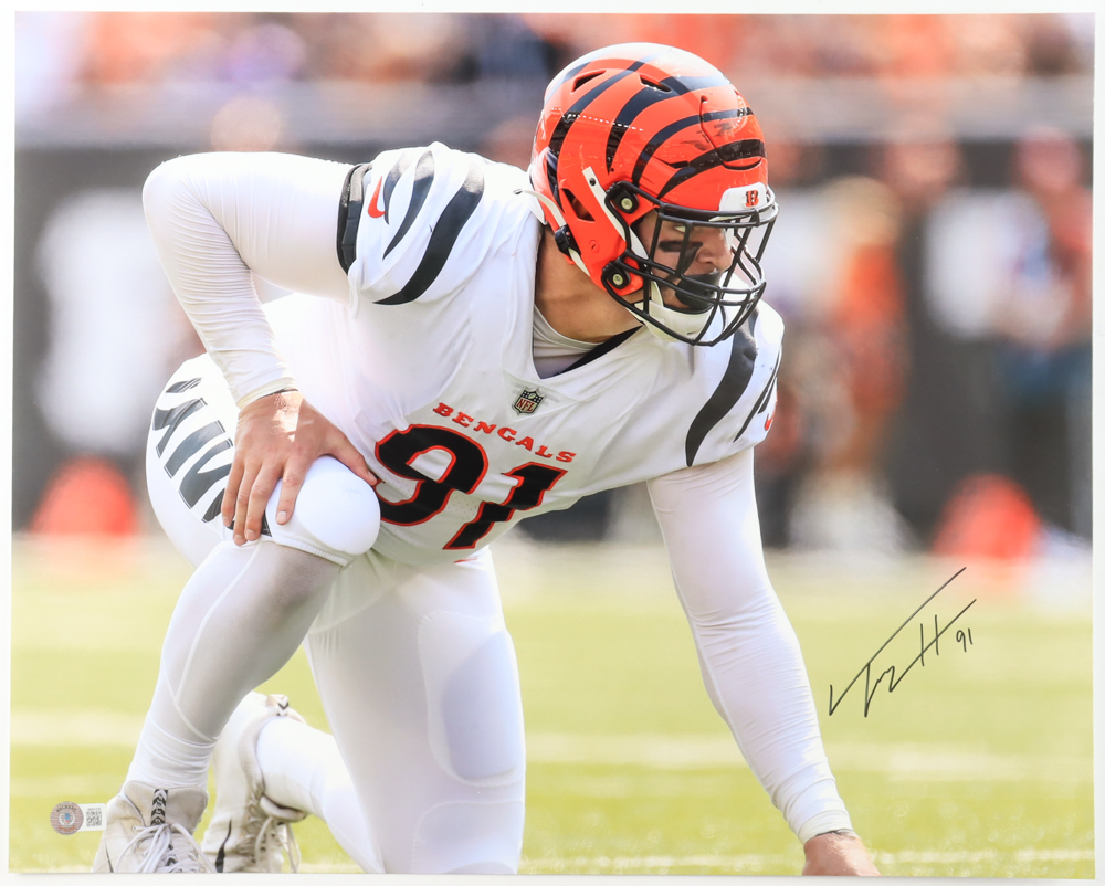 Trey Hendrickson Signed Bengals 16x20 Photo (Beckett) at PristineAuction.com Trey Hendrickson Signed Bengals 16x20 Photo (Beckett) at PristineAuction.com