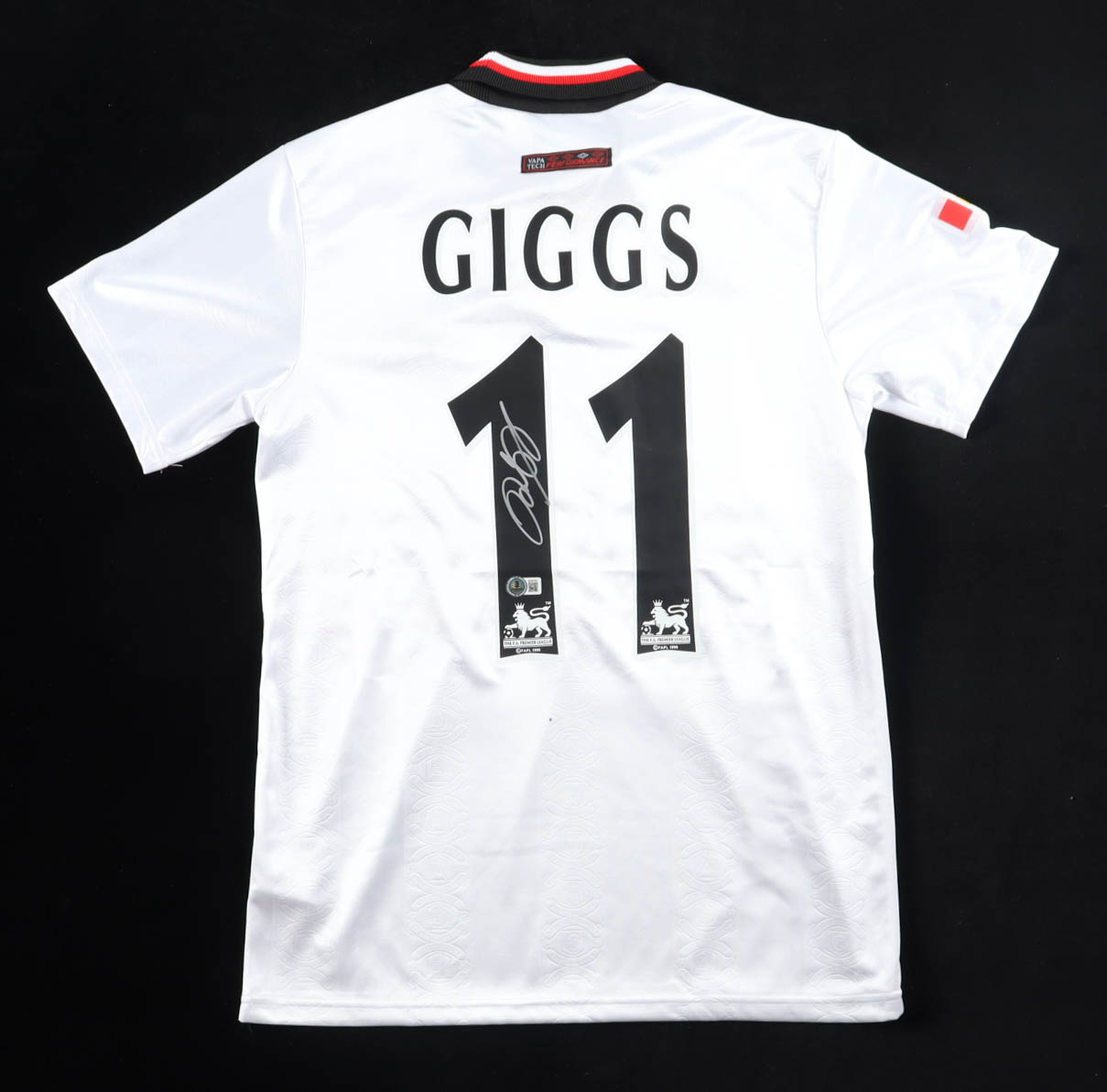 Ryan Giggs Signed Manchester United F.C. Umbro Authentic Jersey (Beckett) at PristineAuction.com Ryan Giggs Signed Manchester United F.C. Umbro Authentic Jersey (Beckett) at PristineAuction.com