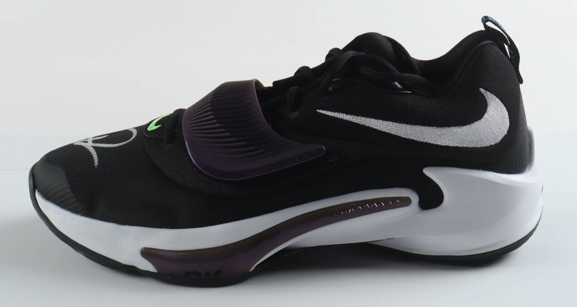 Giannis Antetokounmpo Signed Player Edition Basketball Shoe (Beckett) at PristineAuction.com Giannis Antetokounmpo Signed Player Edition Basketball Shoe (Beckett) at PristineAuction.com