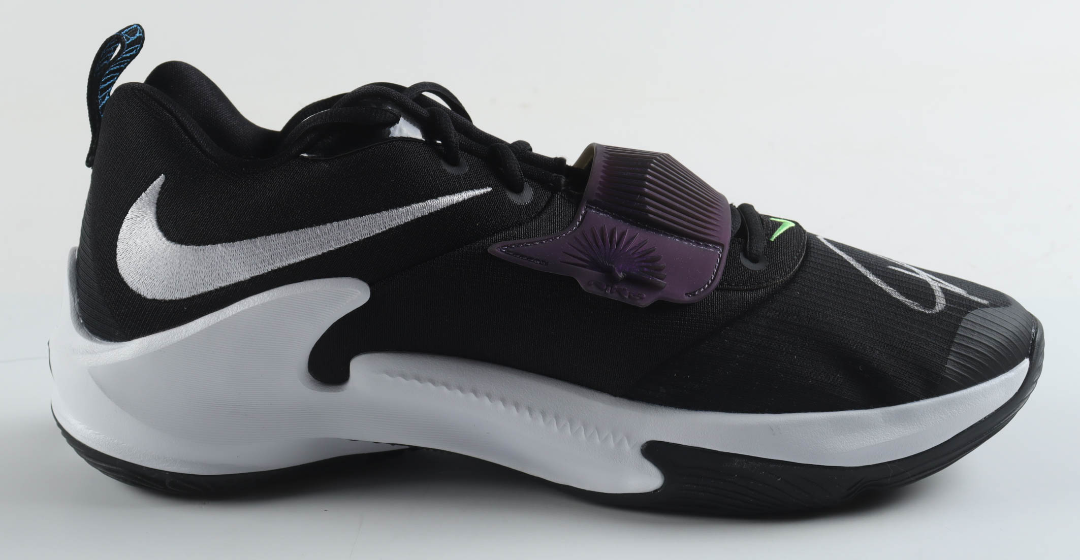 Giannis Antetokounmpo Signed Player Edition Basketball Shoe (Beckett) at PristineAuction.com Giannis Antetokounmpo Signed Player Edition Basketball Shoe (Beckett) at PristineAuction.com