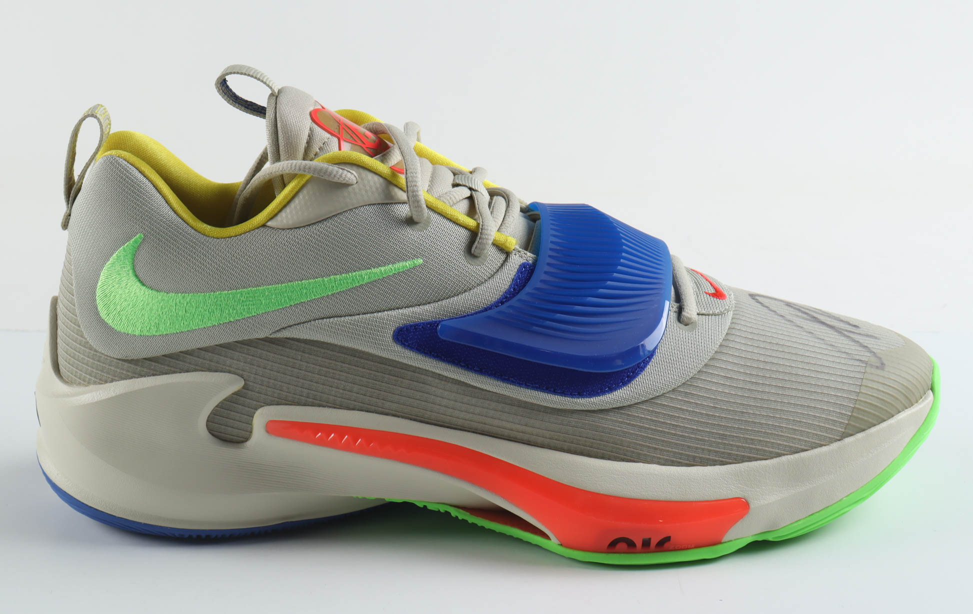 Giannis Antetokounmpo Signed Player Edition Basketball Shoe (Beckett) at PristineAuction.com Giannis Antetokounmpo Signed Player Edition Basketball Shoe (Beckett) at PristineAuction.com