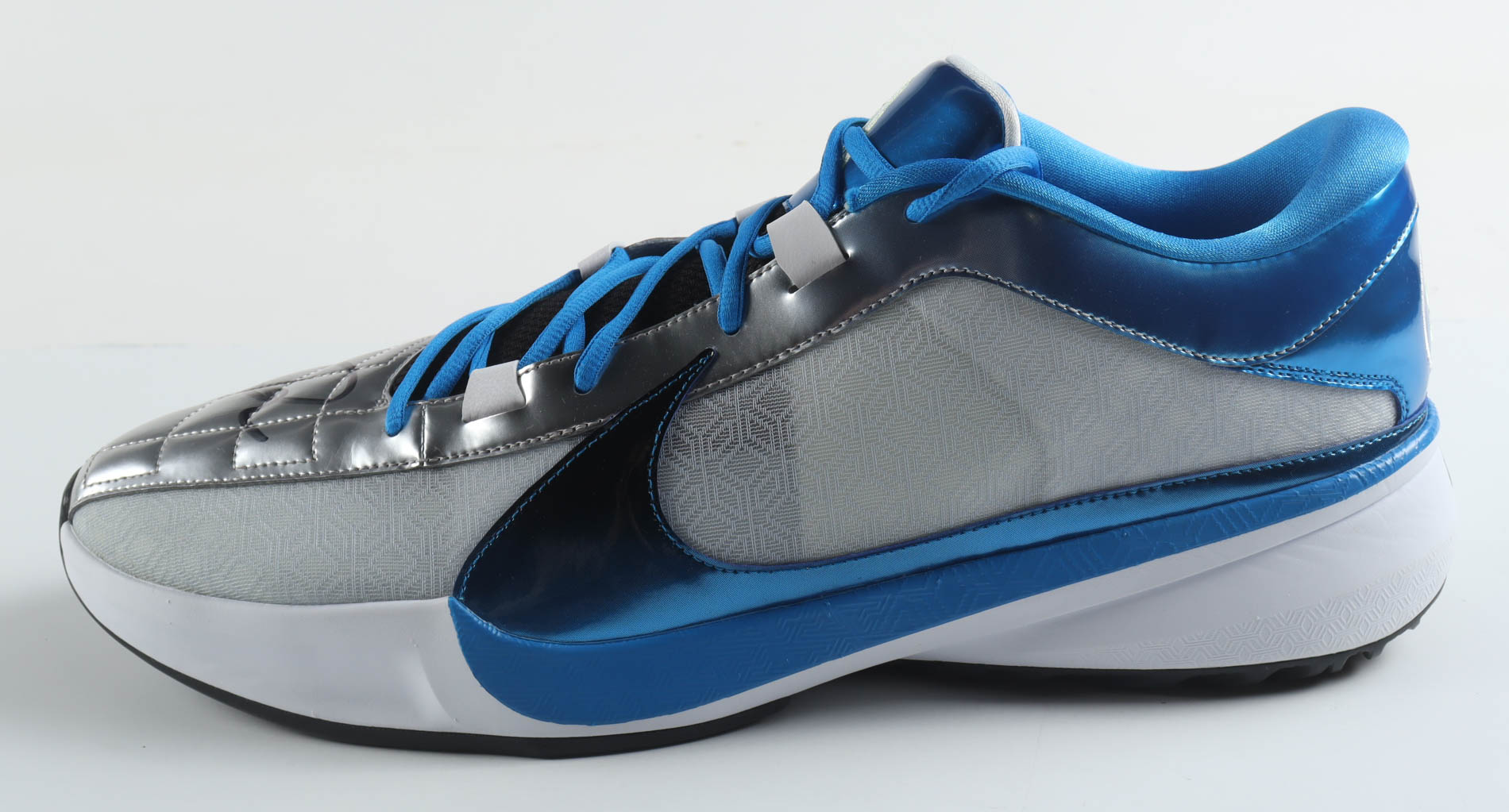 Giannis Antetokounmpo Signed Player Edition Basketball Shoe (Beckett) at PristineAuction.com Giannis Antetokounmpo Signed Player Edition Basketball Shoe (Beckett) at PristineAuction.com