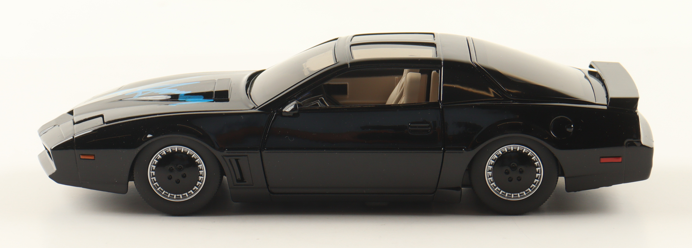 David Hasselhoff Signed "Knight Rider" 1:24 Diecast Car (Beckett) at PristineAuction.com David Hasselhoff Signed "Knight Rider" 1:24 Diecast Car (Beckett) at PristineAuction.com