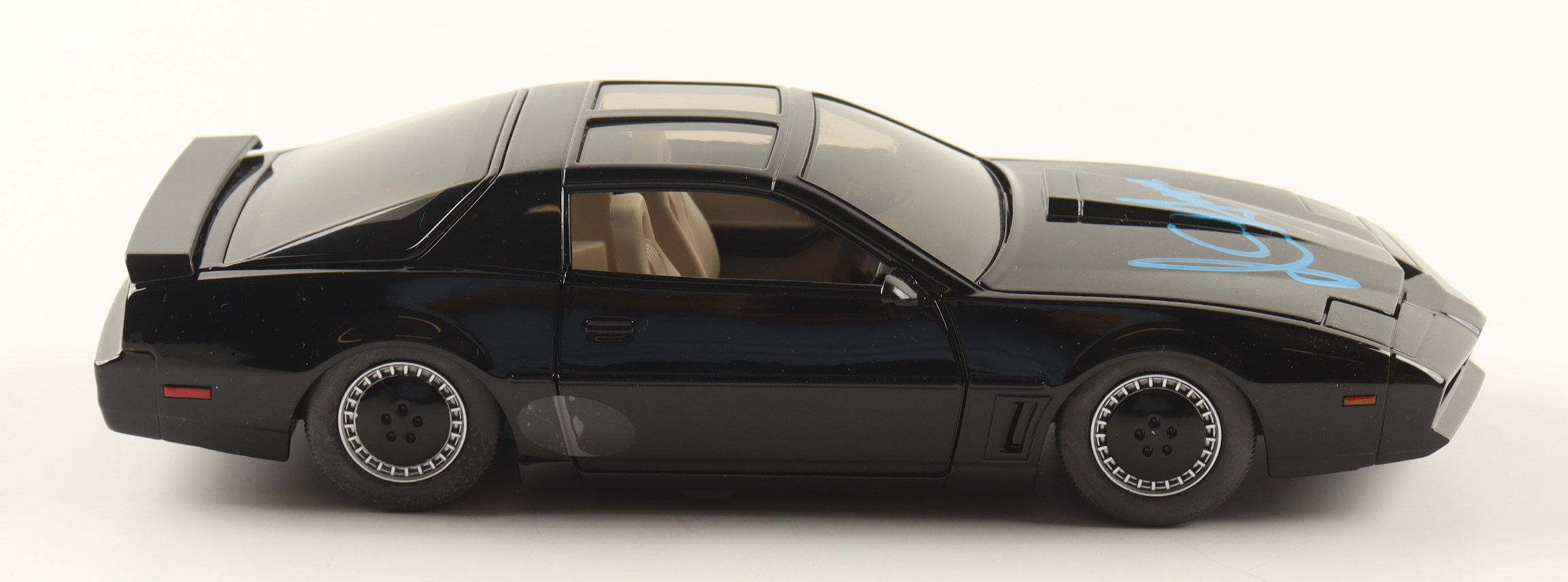 David Hasselhoff Signed "Knight Rider" 1:24 Diecast Car (Beckett) at PristineAuction.com David Hasselhoff Signed "Knight Rider" 1:24 Diecast Car (Beckett) at PristineAuction.com