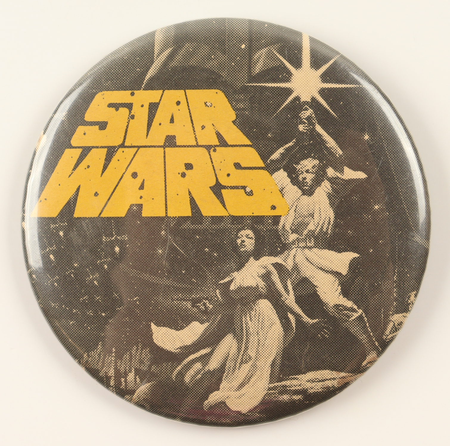 1977 Vintage "Star Wars" Art Button at PristineAuction.com 1977 Vintage "Star Wars" Art Button at PristineAuction.com